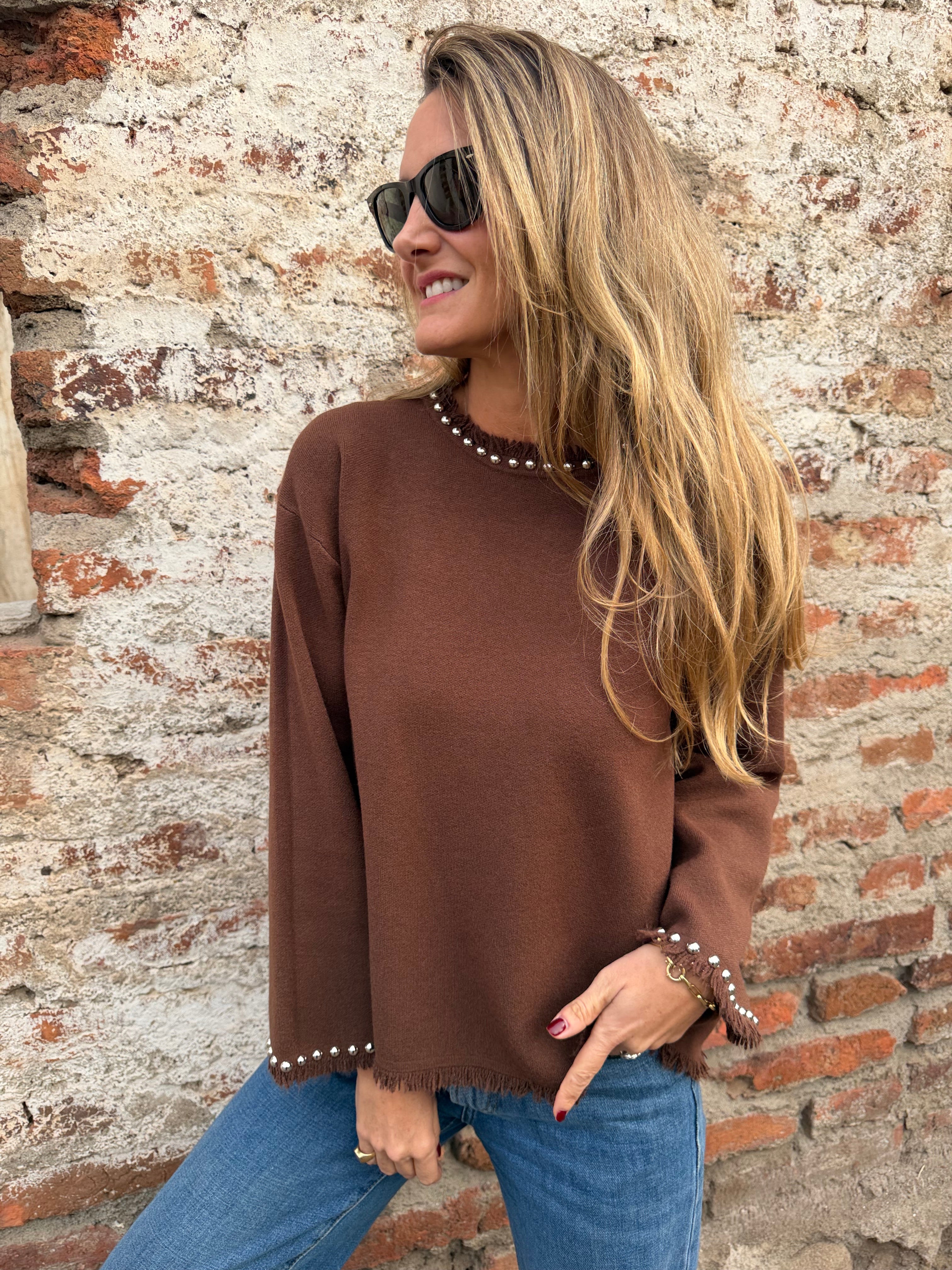 Chaleco tachas escote desflecado café