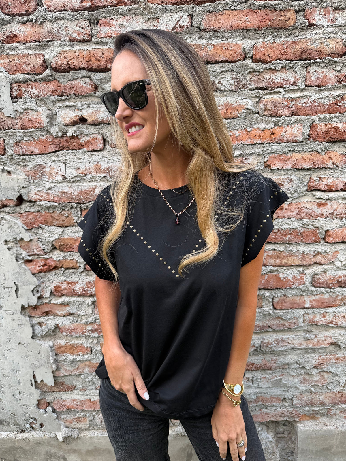 Polera tachitas negra