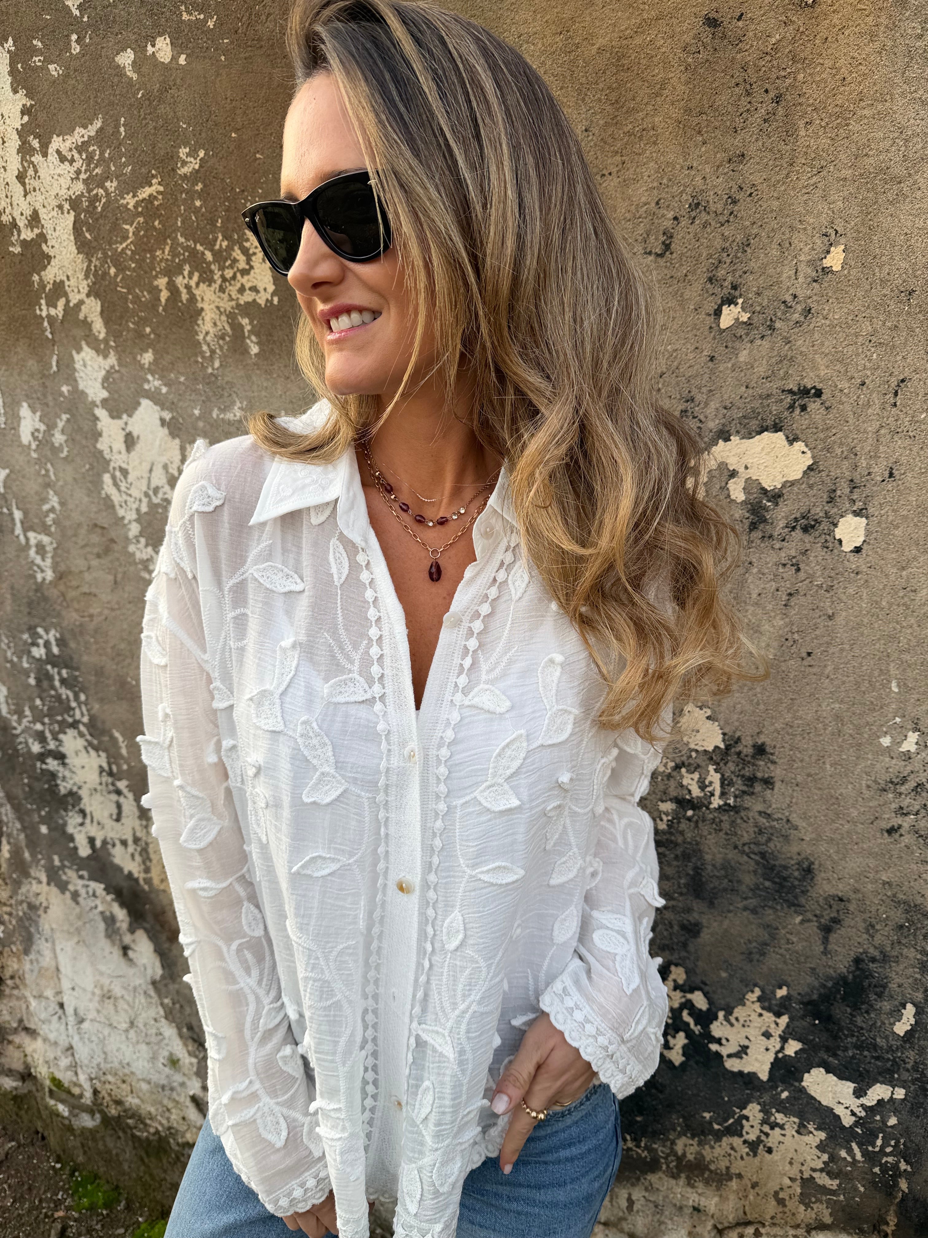 Blusa flores y bordados blanca