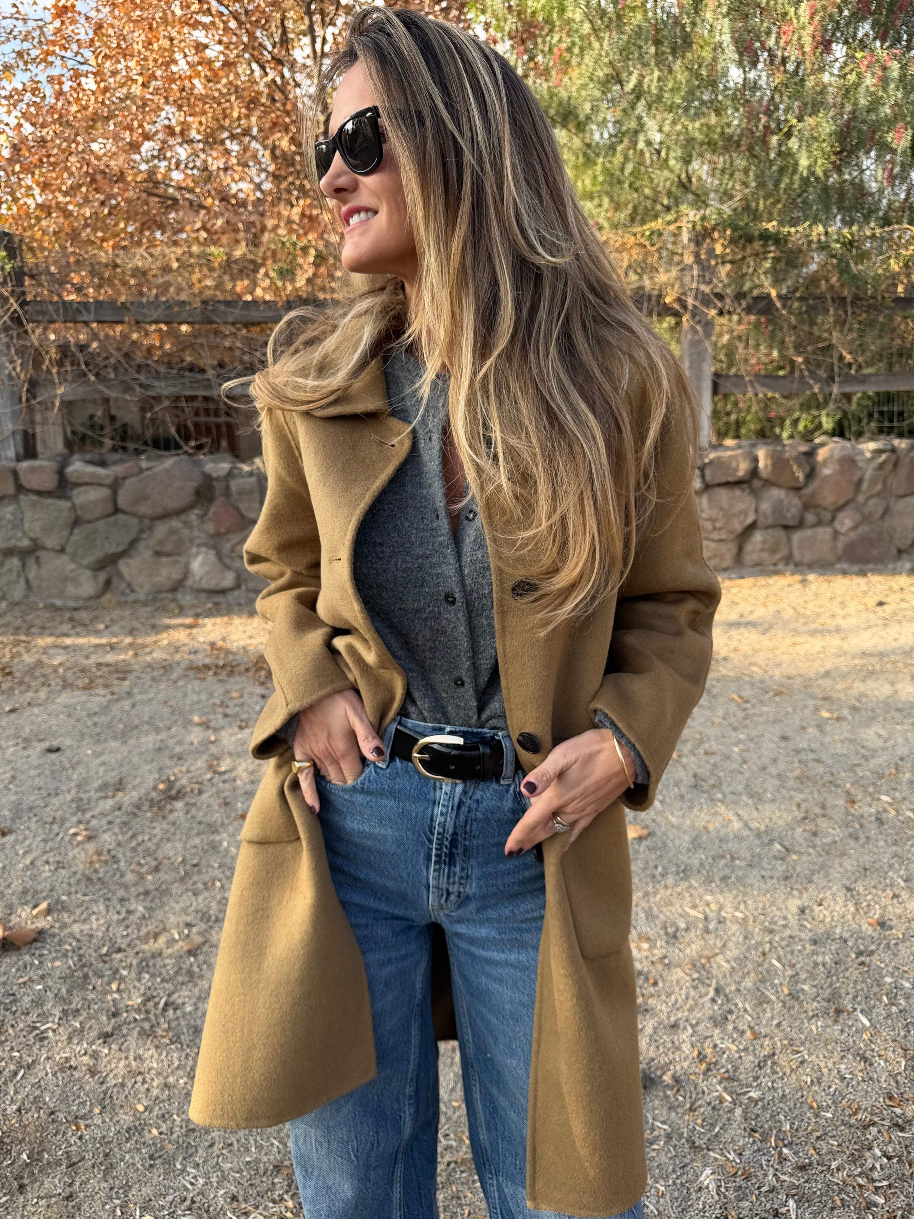 Abrigo paño 50% lana botones y bolsillo camel