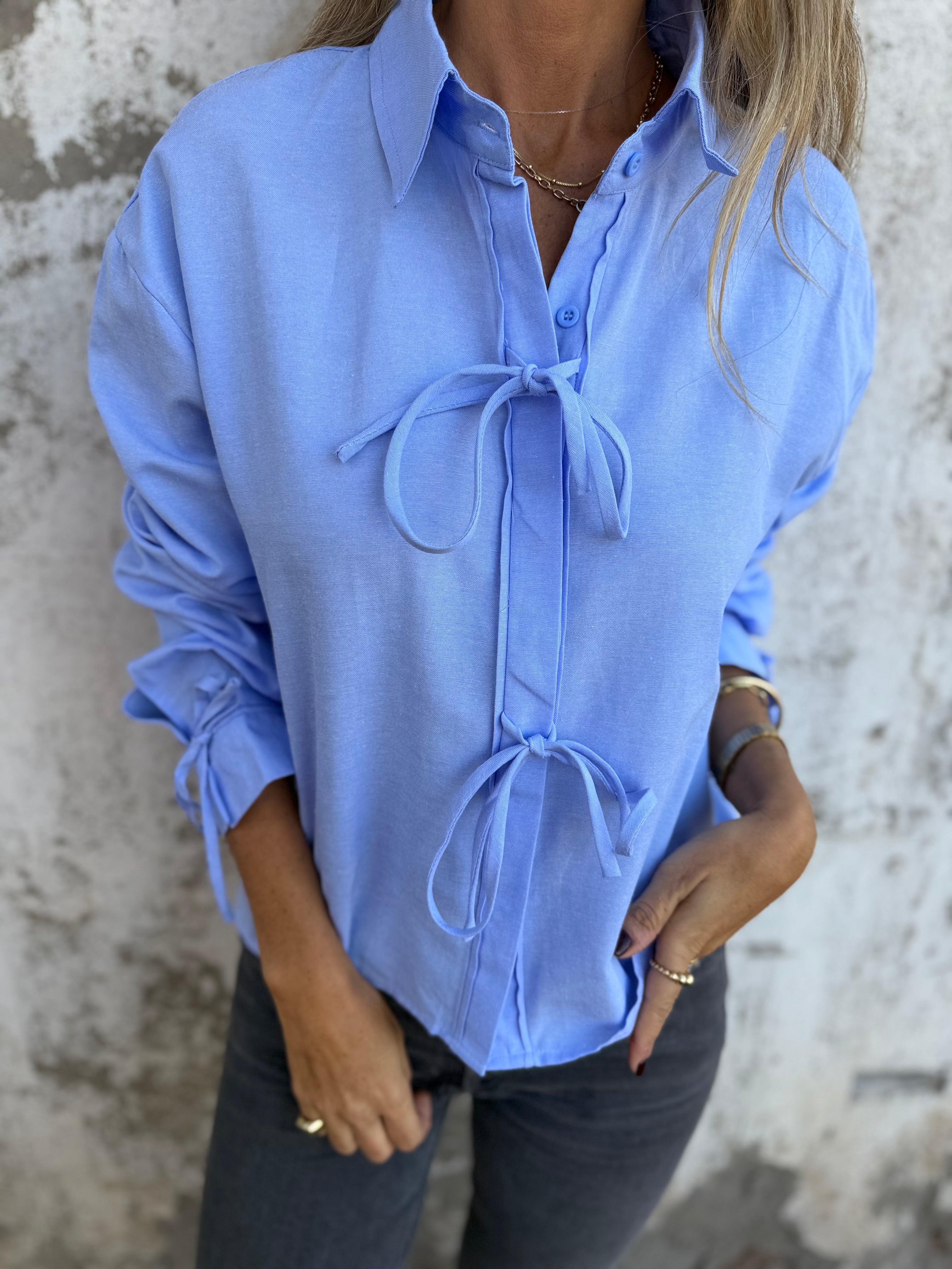 Blusa amarritas y botones escondidos celeste