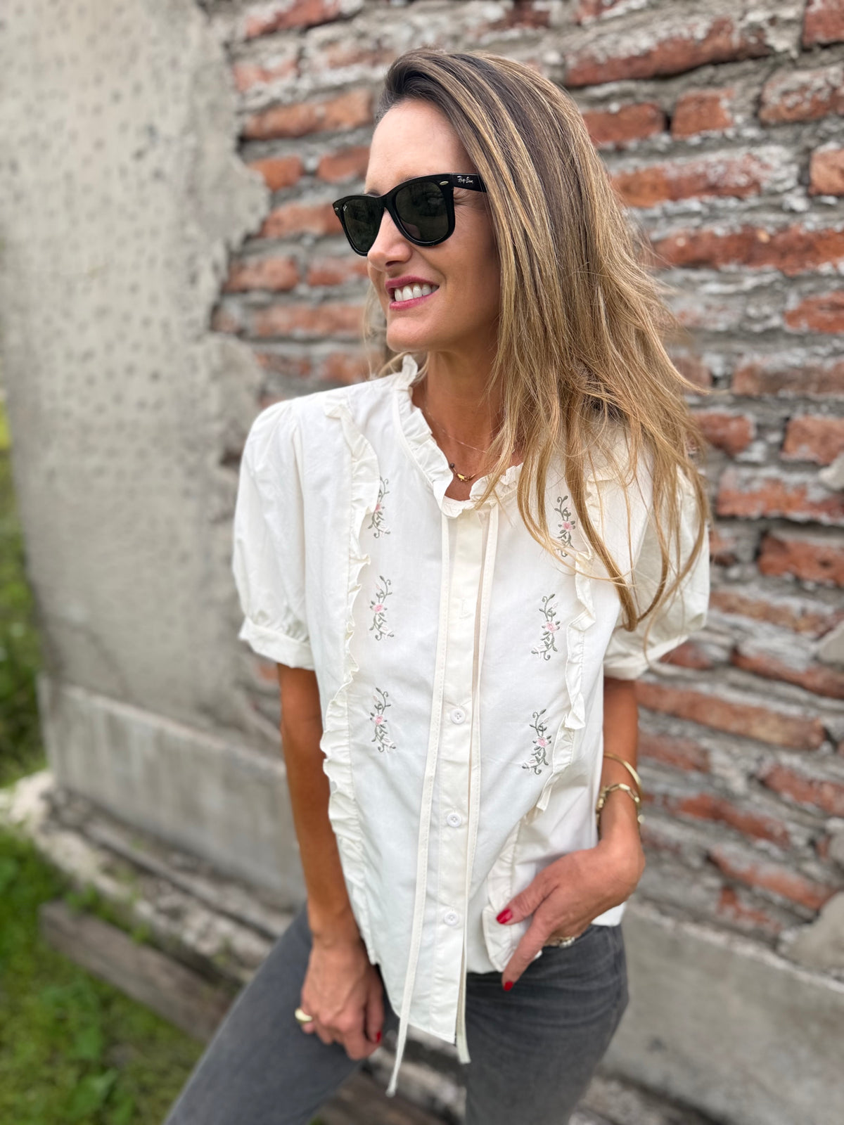 Blusa bordados mangas abullonadas beige claro