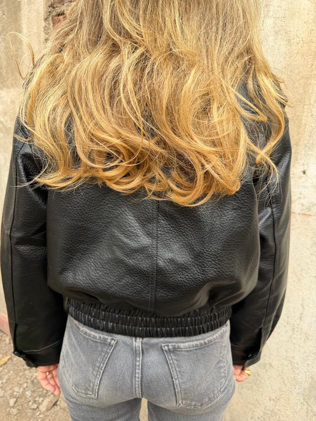 Bomber efecto cuero graneado cuello removible piel negra