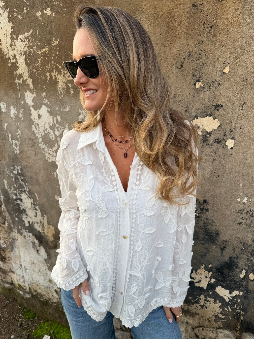 Blusa flores y bordados blanca