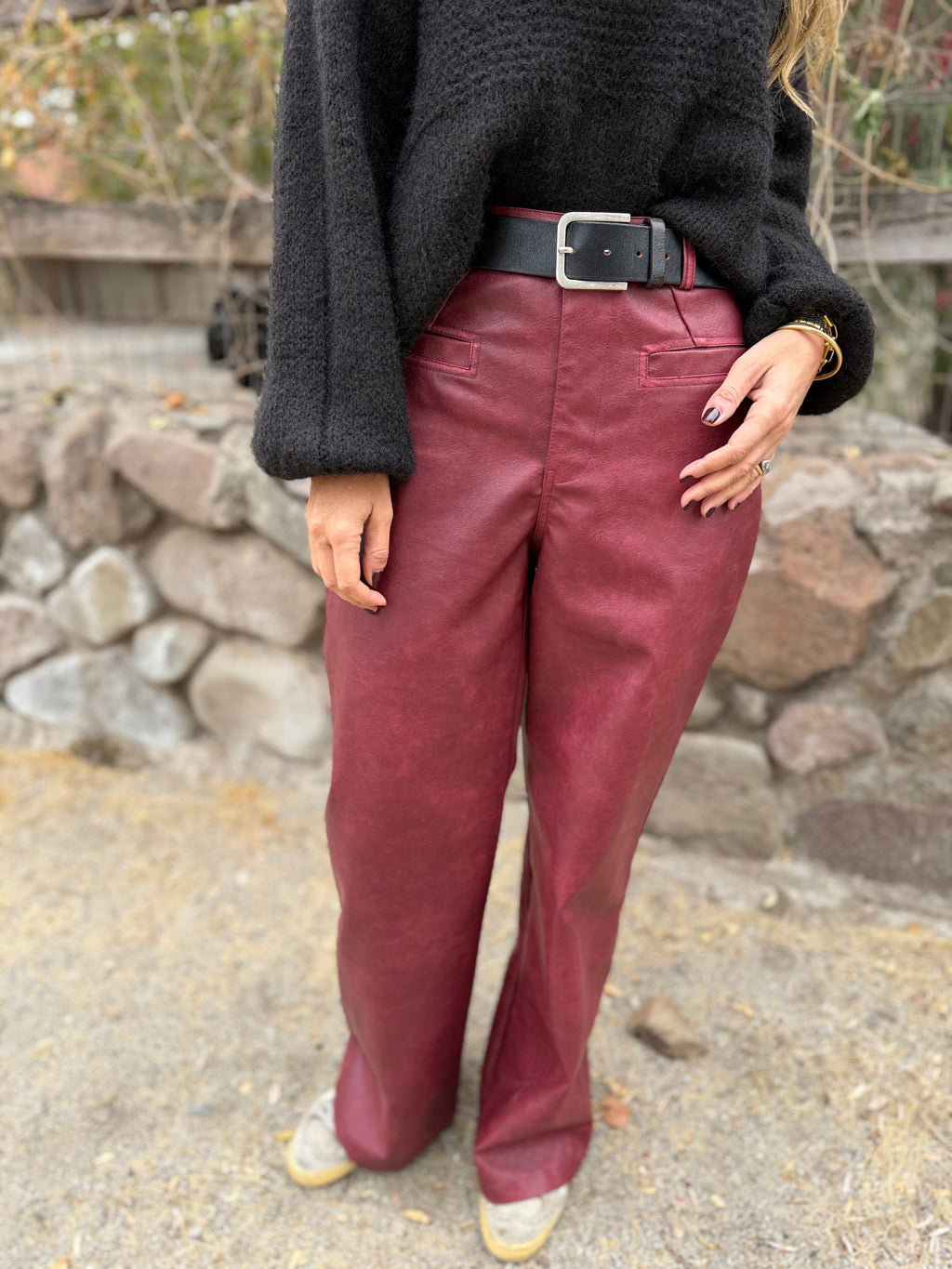 Pantalón ecocuero desgastado premium opaco burdeo