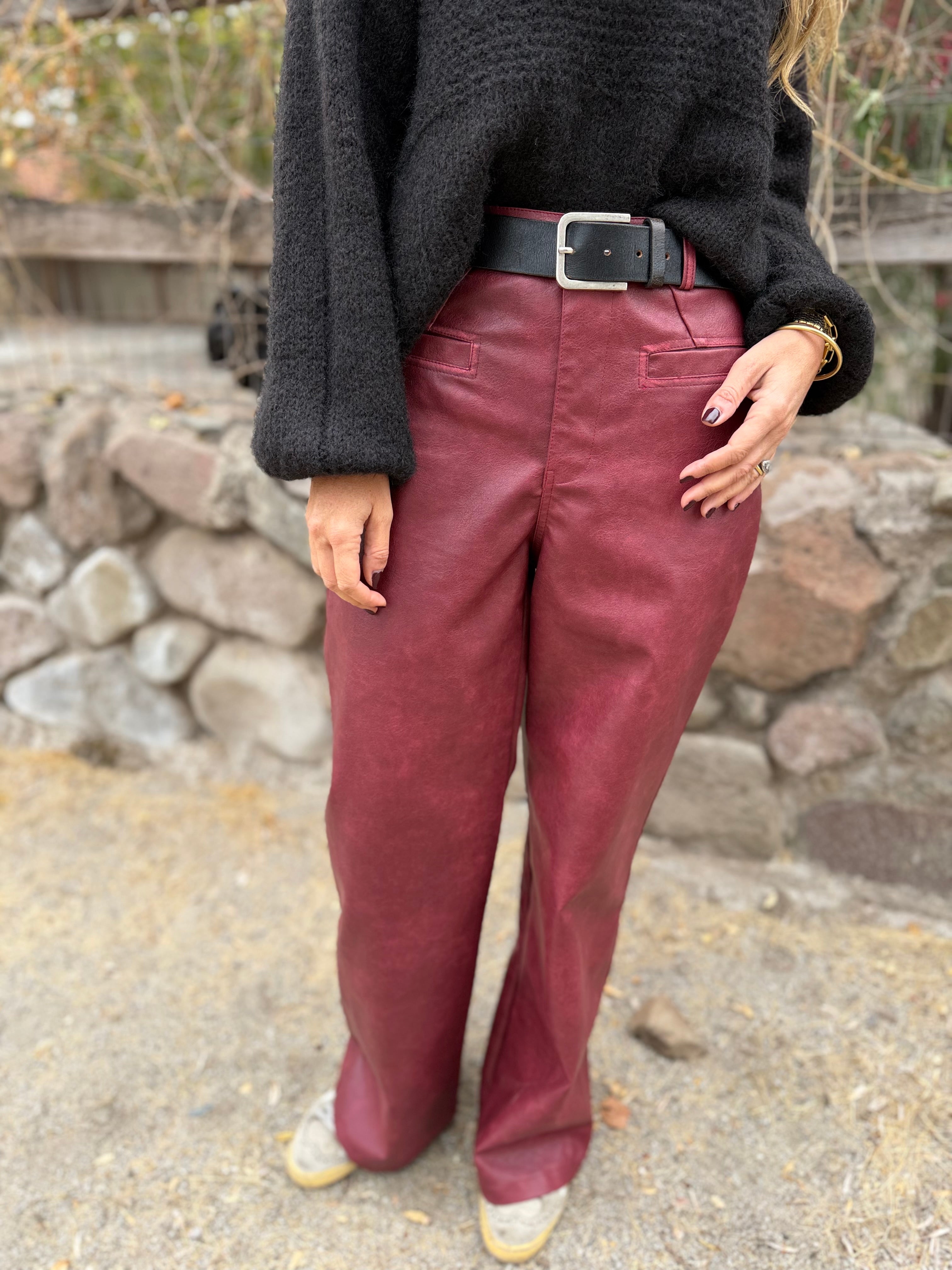Pantalón ecocuero desgastado premium opaco burdeo