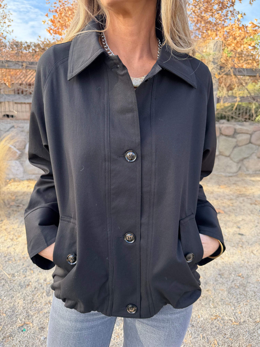 Chaqueta gabardina clásica negra