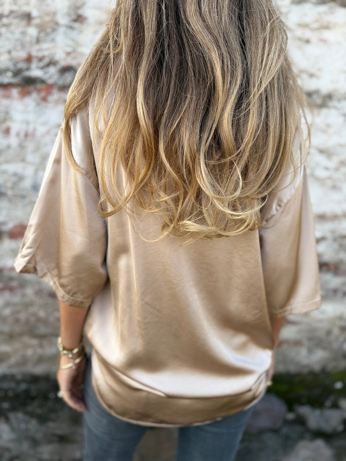 Blusa raso pliegues dorada