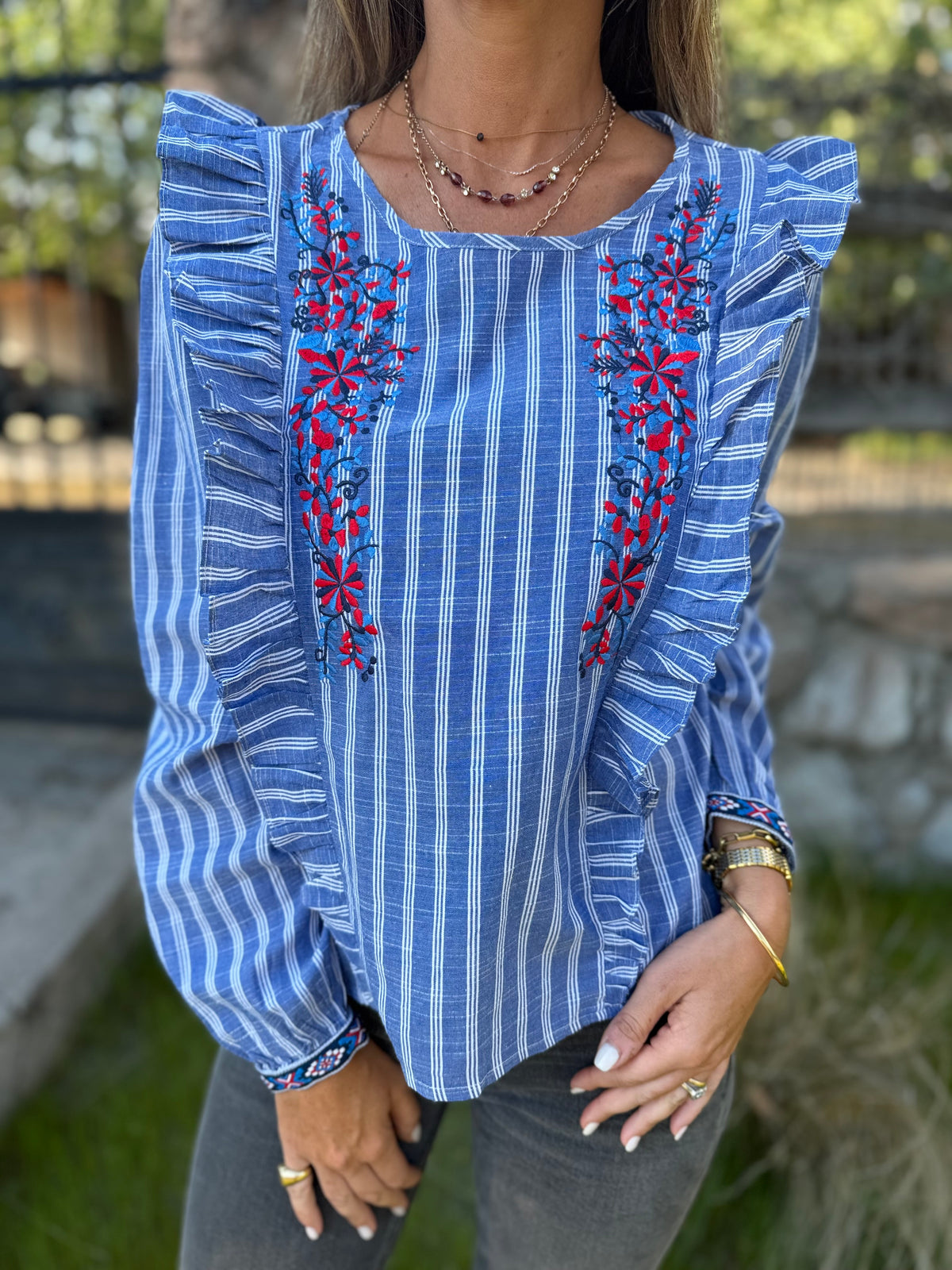 Blusa líneas vuelos y flores azul