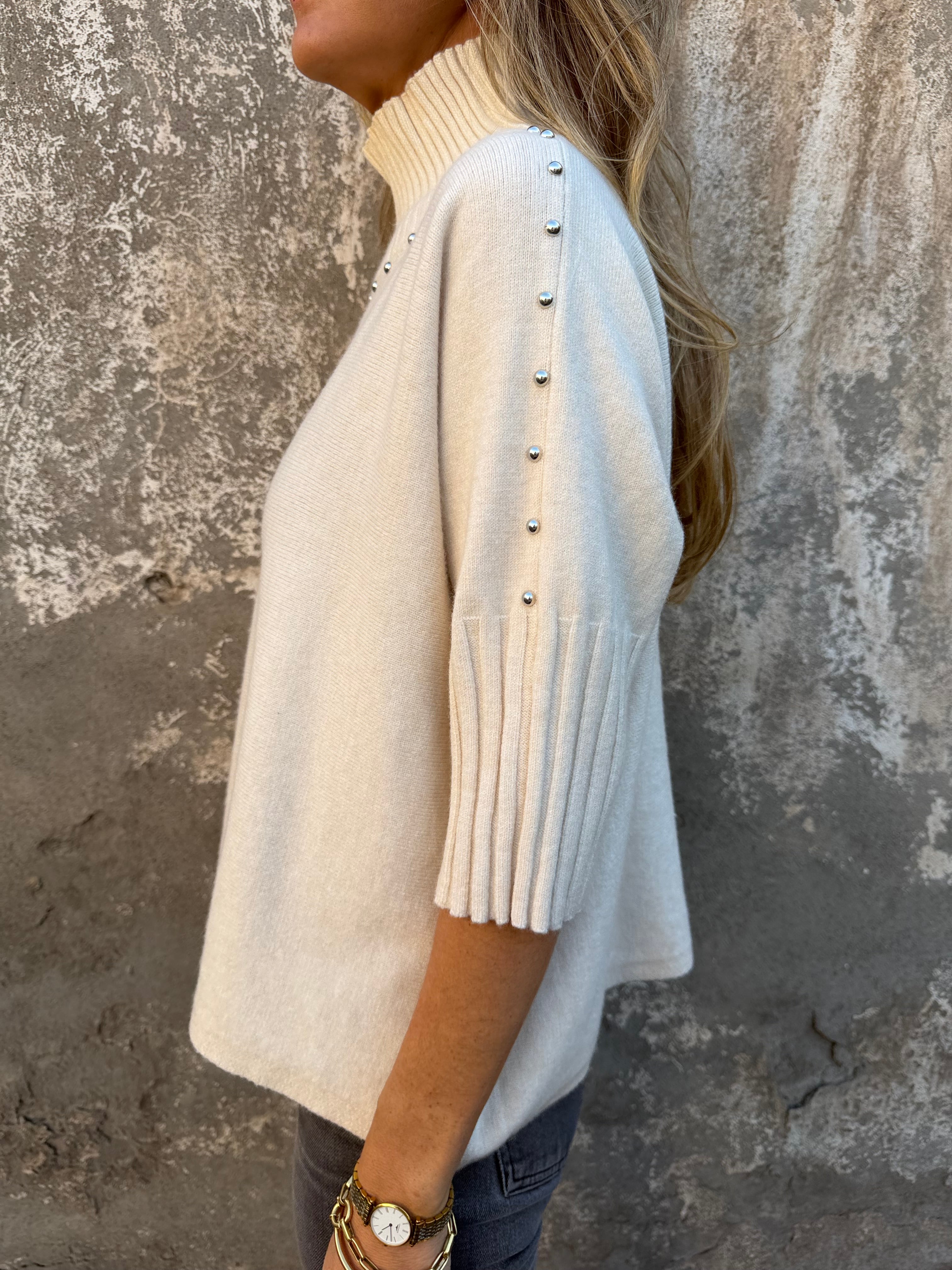 Chaleco medio cuello tachas crudo