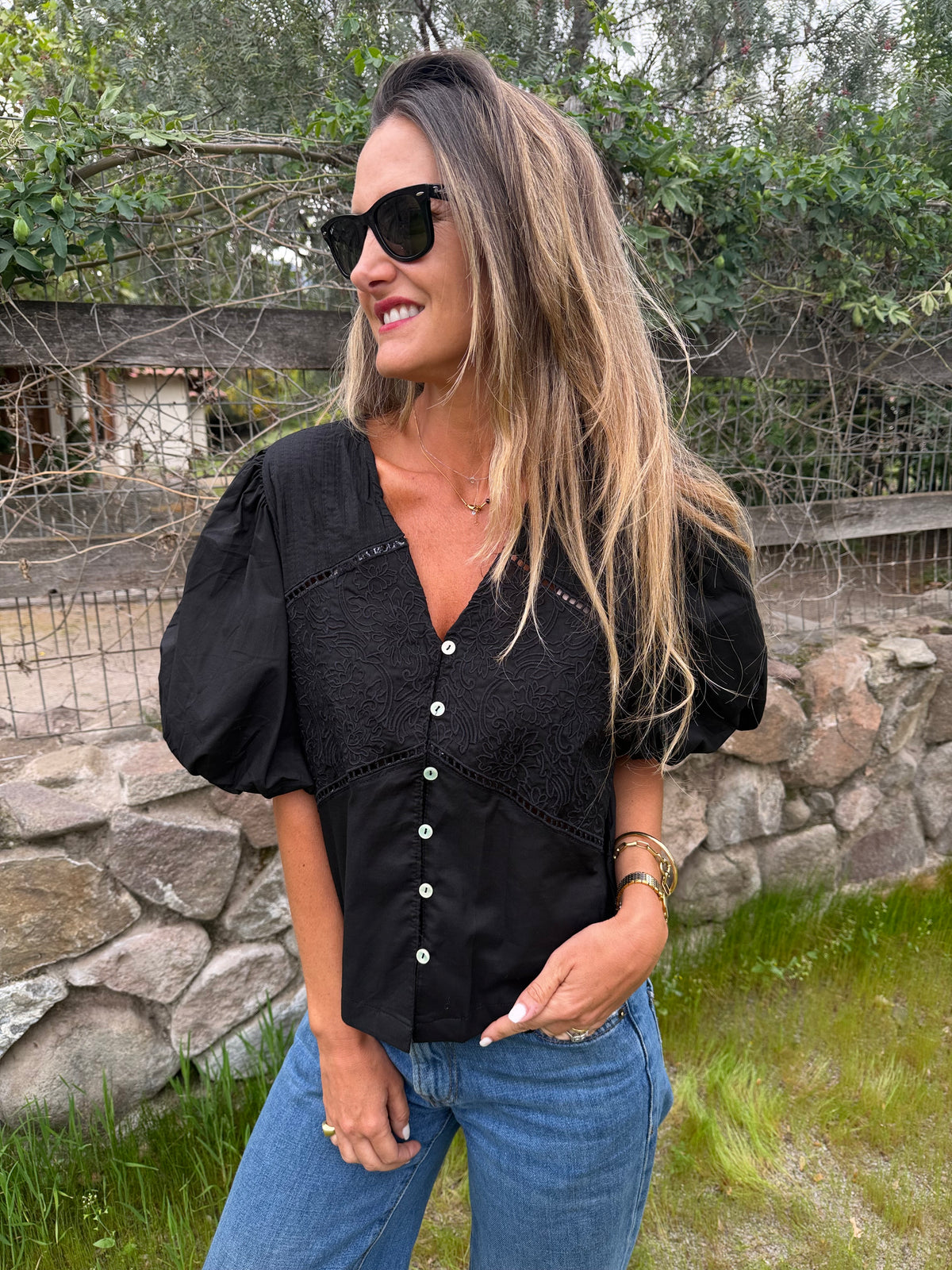 New blusa mangas abullonadas negra