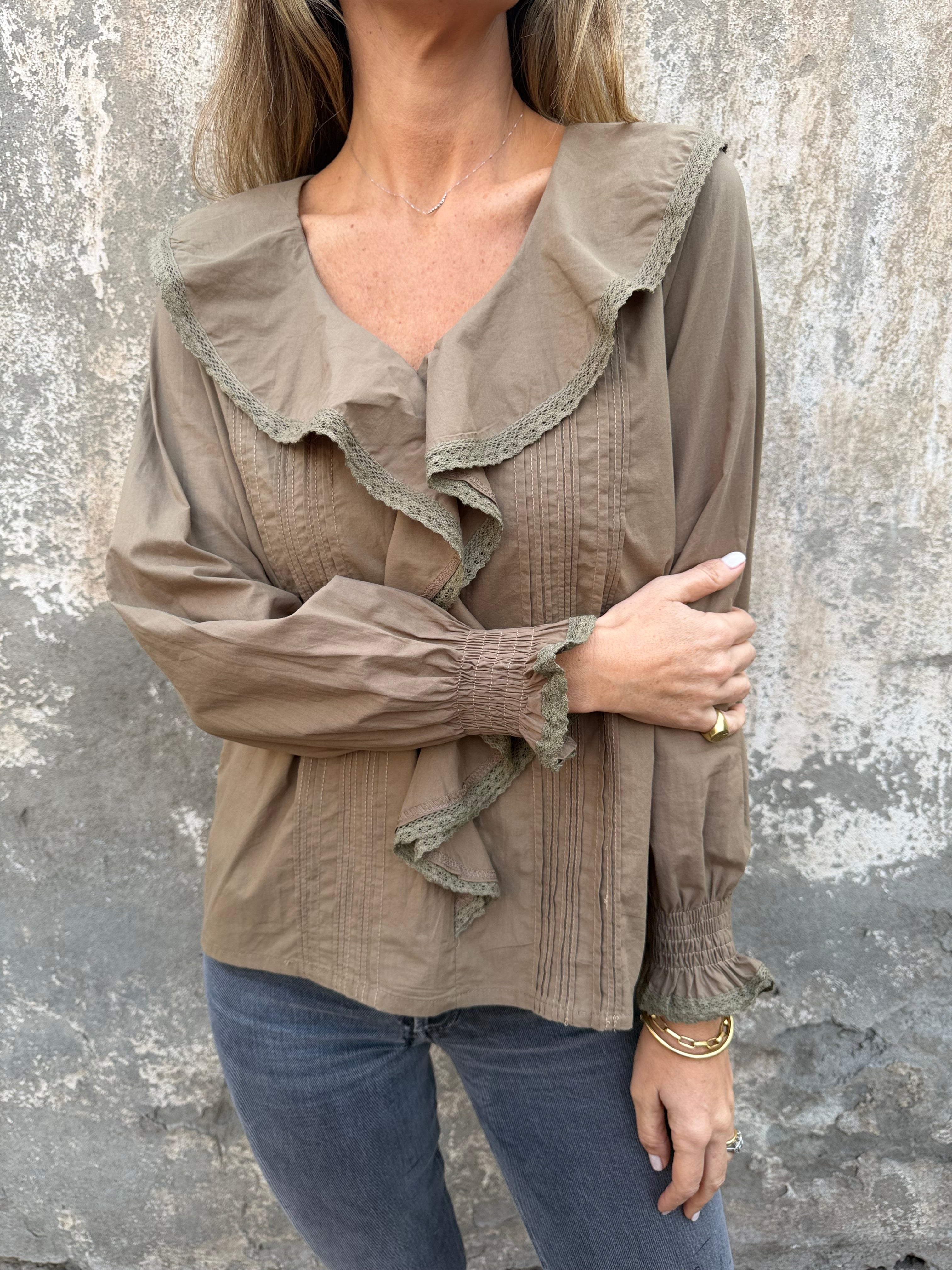 Blusa volados centrales café claro