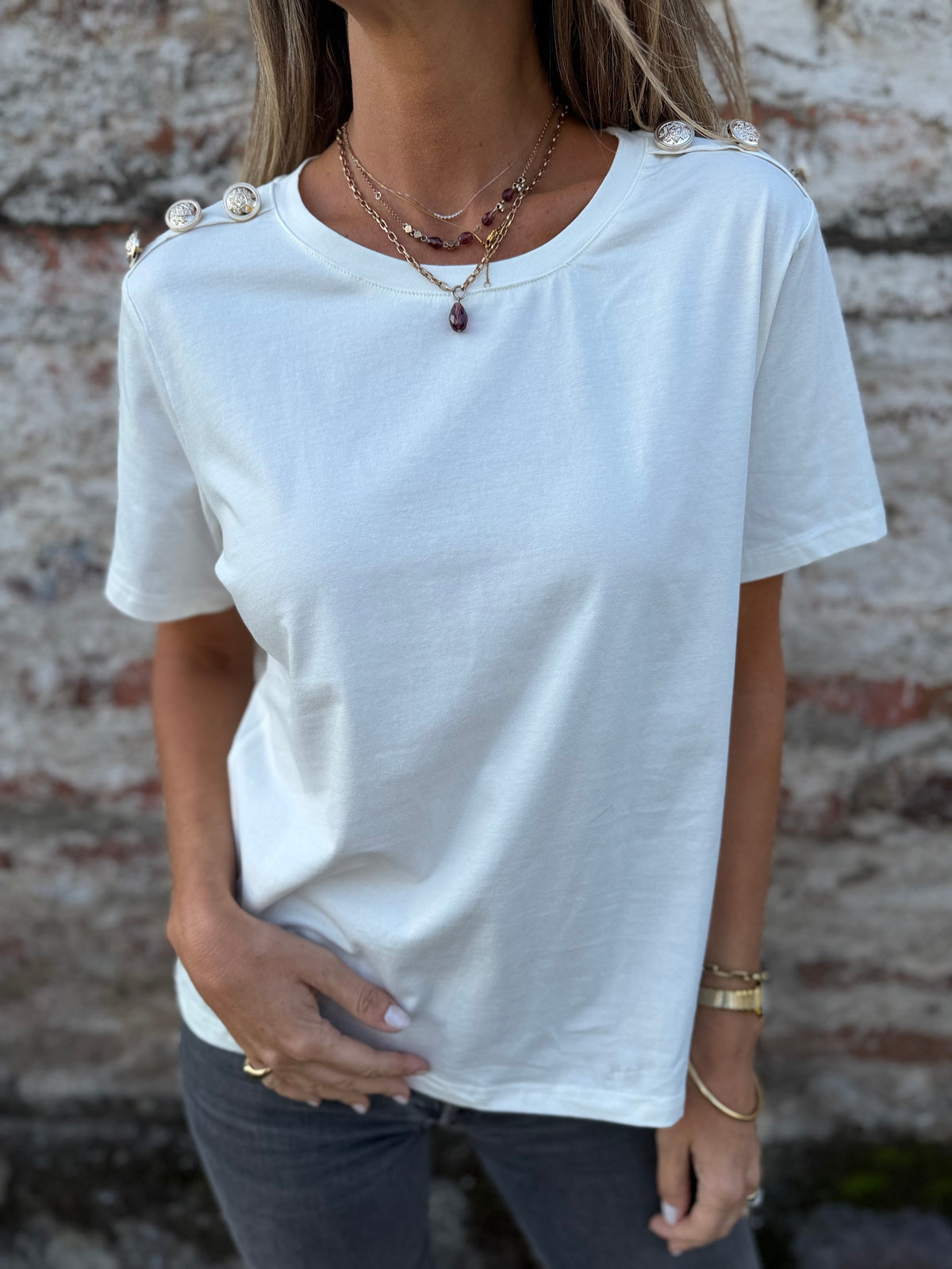 Polera botones hombros blanca