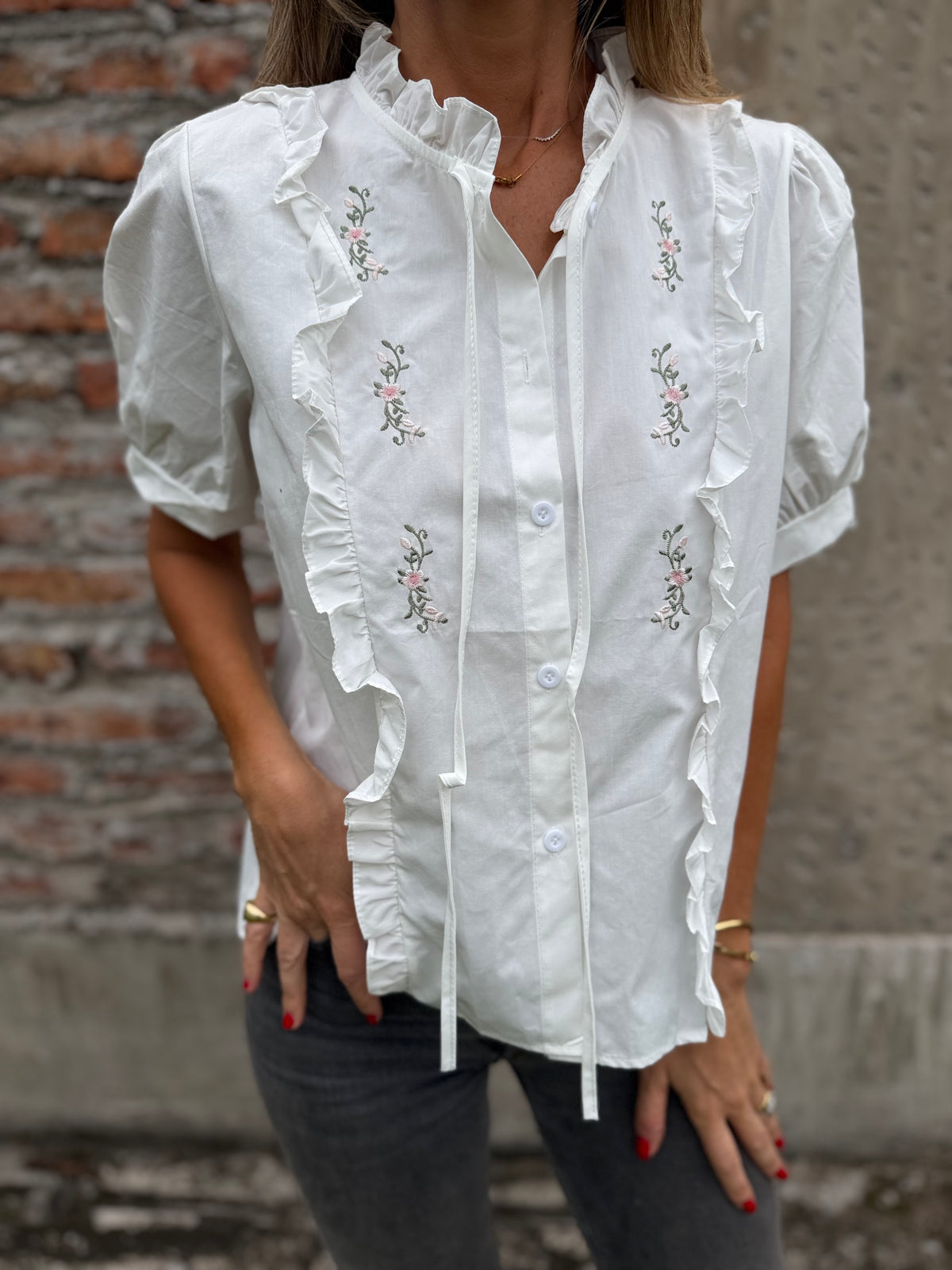 Blusa bordados mangas abullonadas blanca
