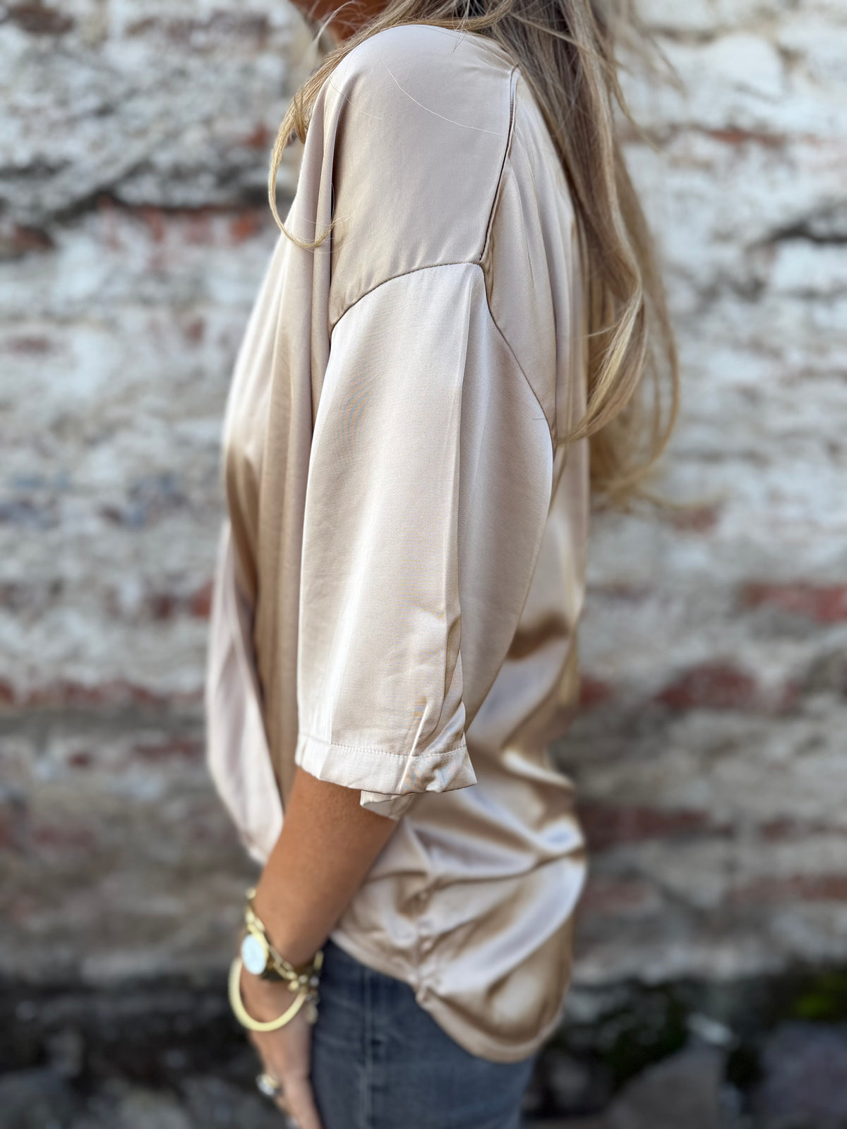 Blusa raso pliegues dorada