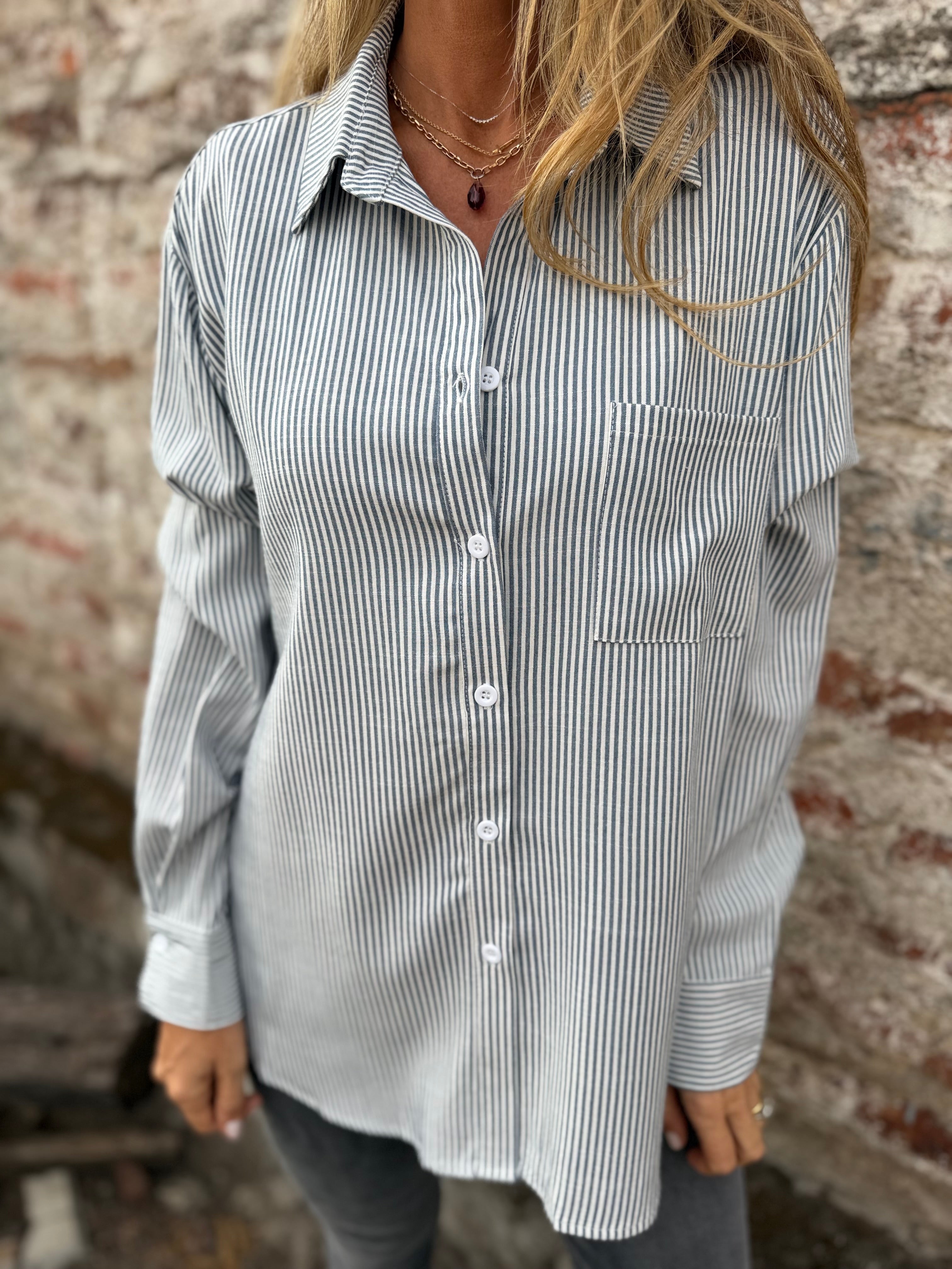 Blusa líneas delgadas azul