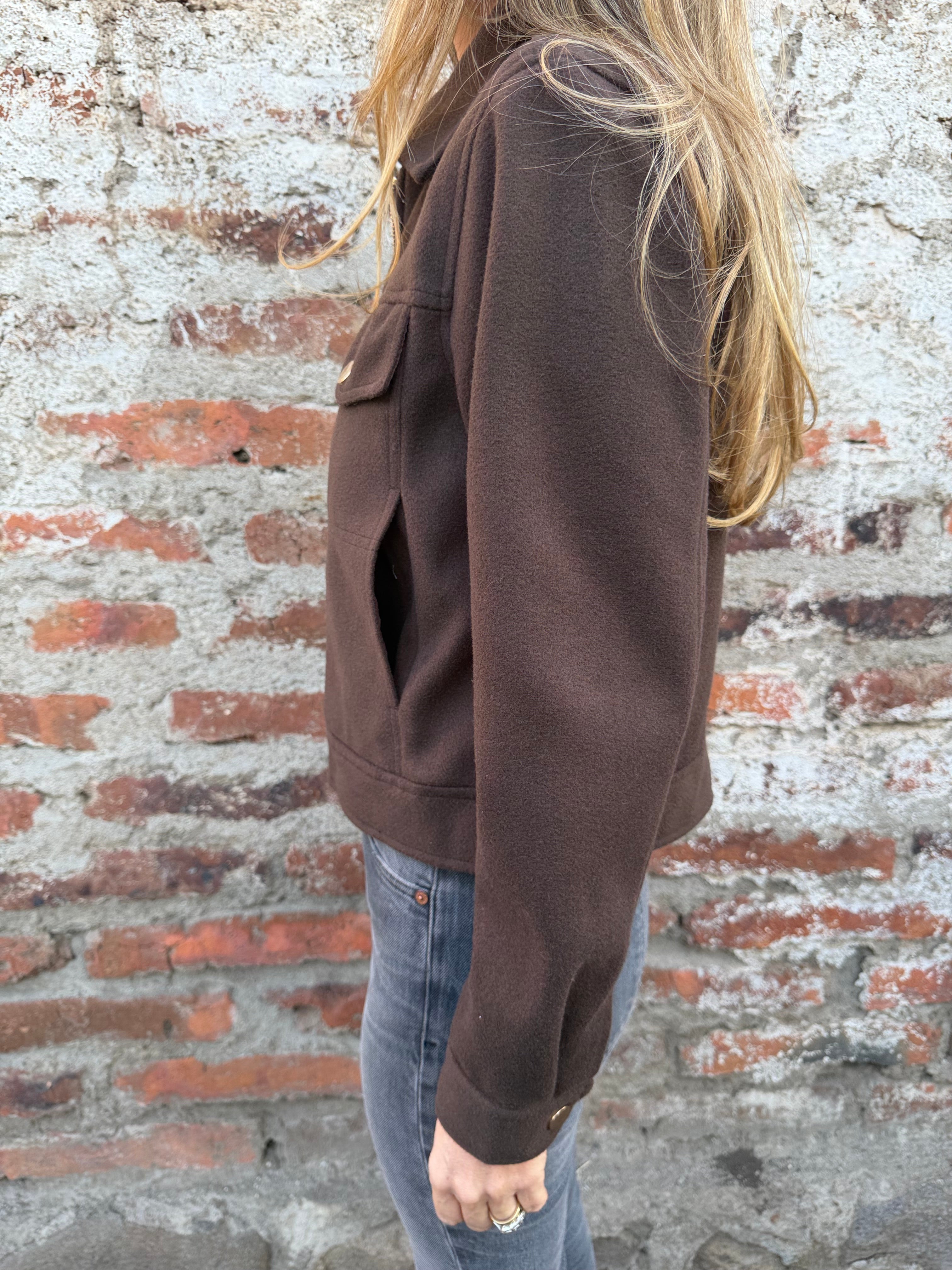 Chaqueta paño clásico herrajes dorados café