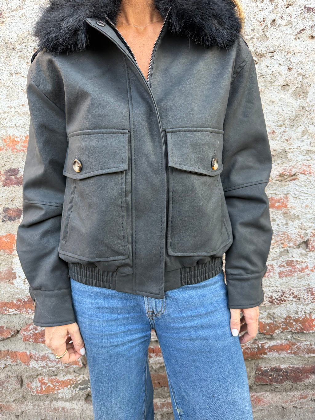 Chaqueta acolchada ecocuero opaco cuello removible piel negra