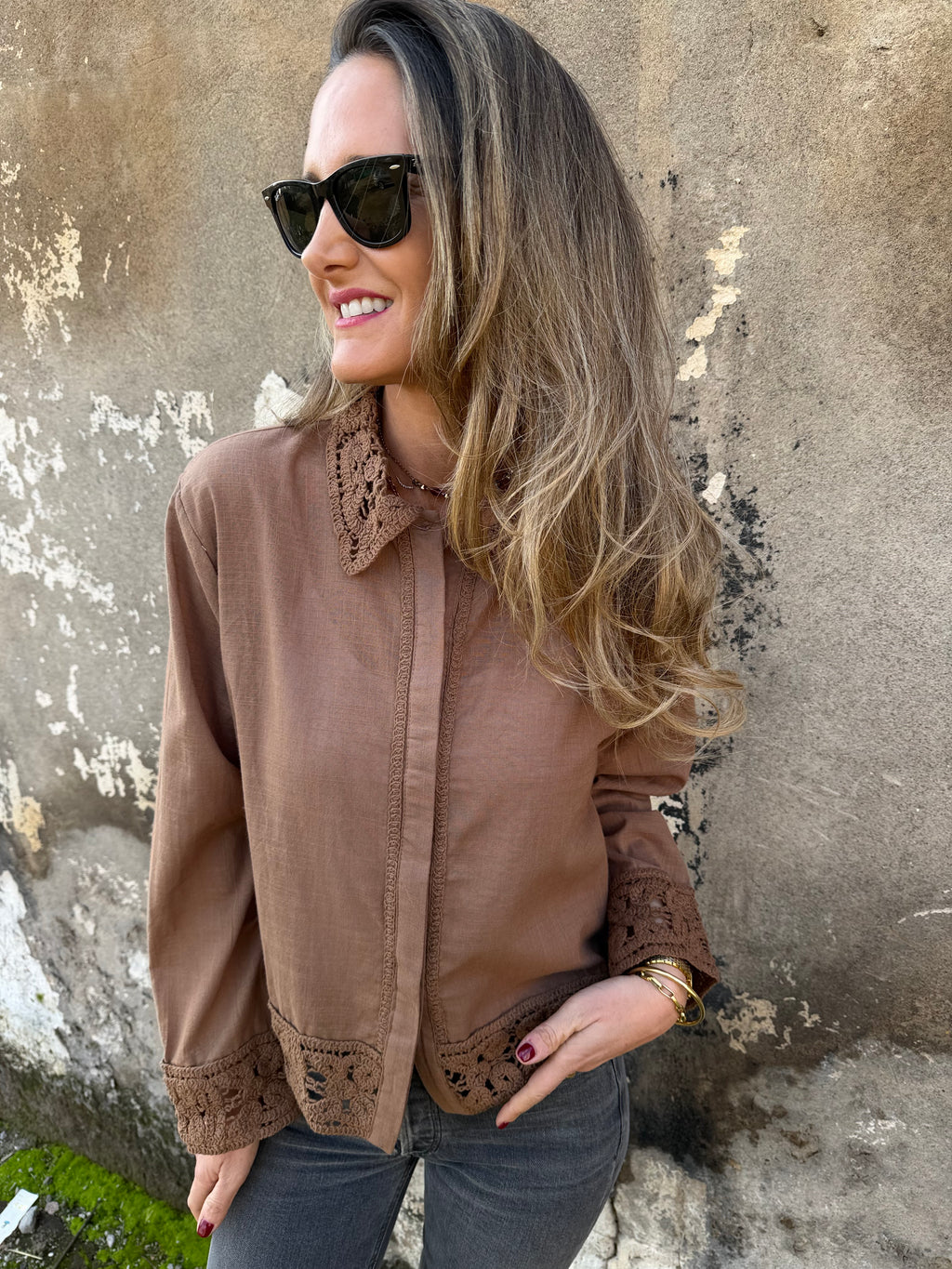 Blusa linoto y macramé café