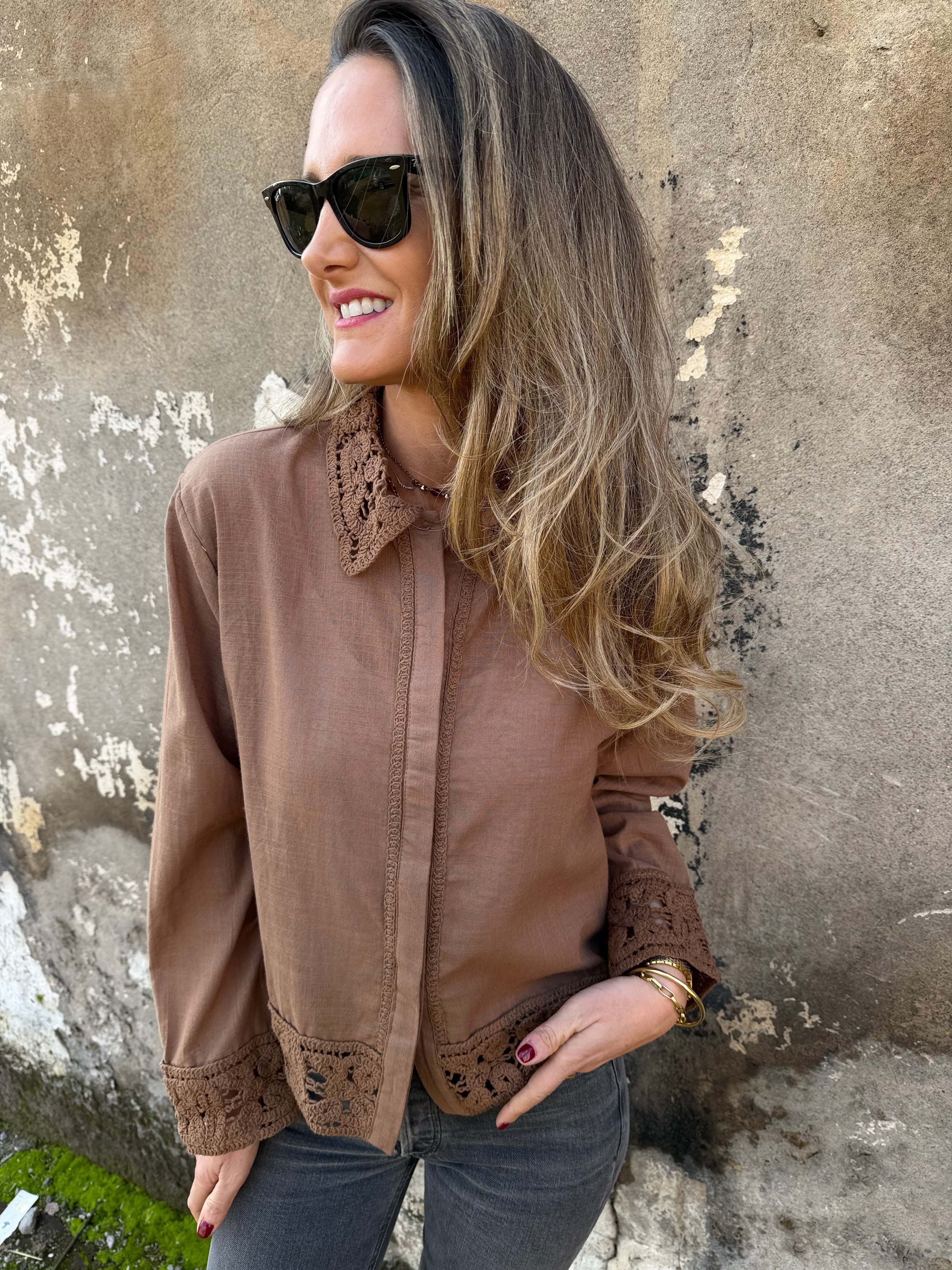 Blusa linoto y macramé café