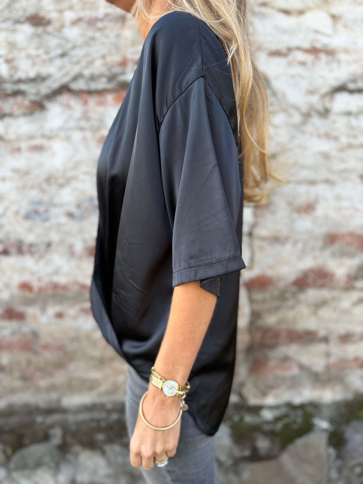Blusa raso pliegues negra
