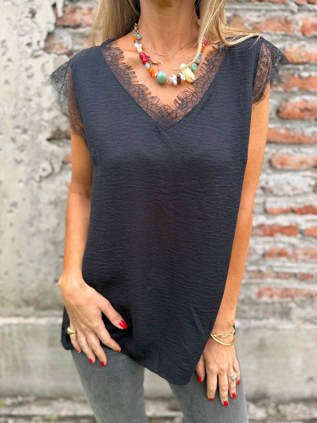 Polera viscosa bordes encaje negra