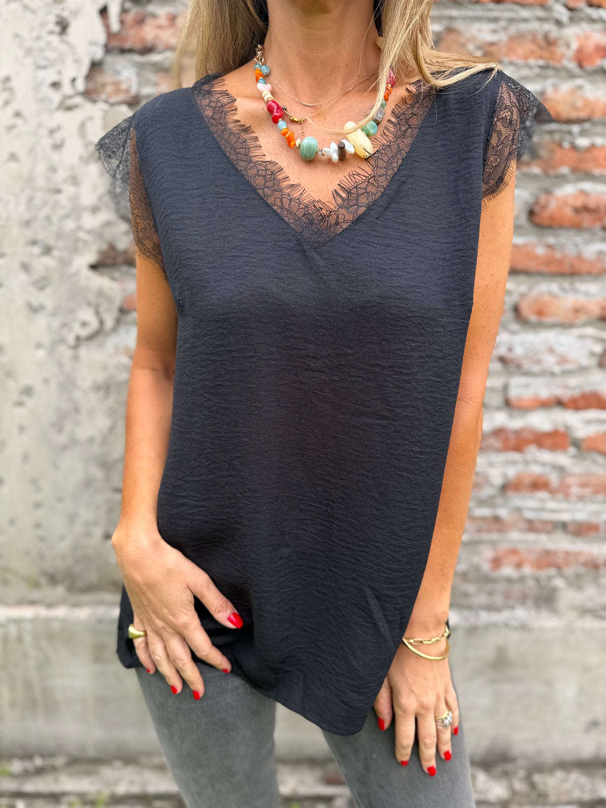 Polera viscosa bordes encaje negra