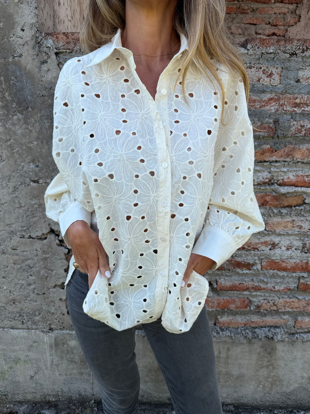 Blusón broderie total crudo