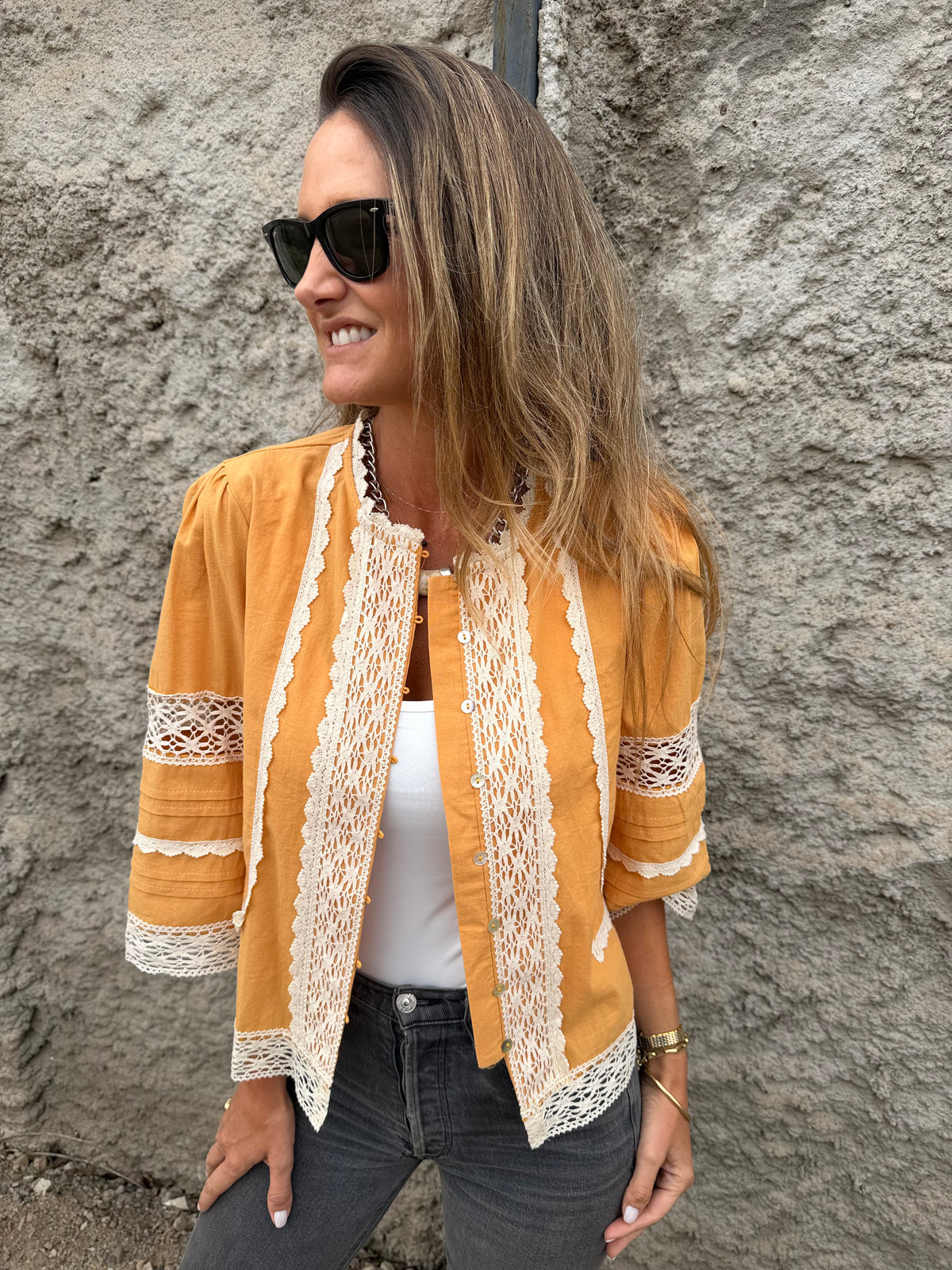 Chaqueta preciosa detalles macramé mostaza
