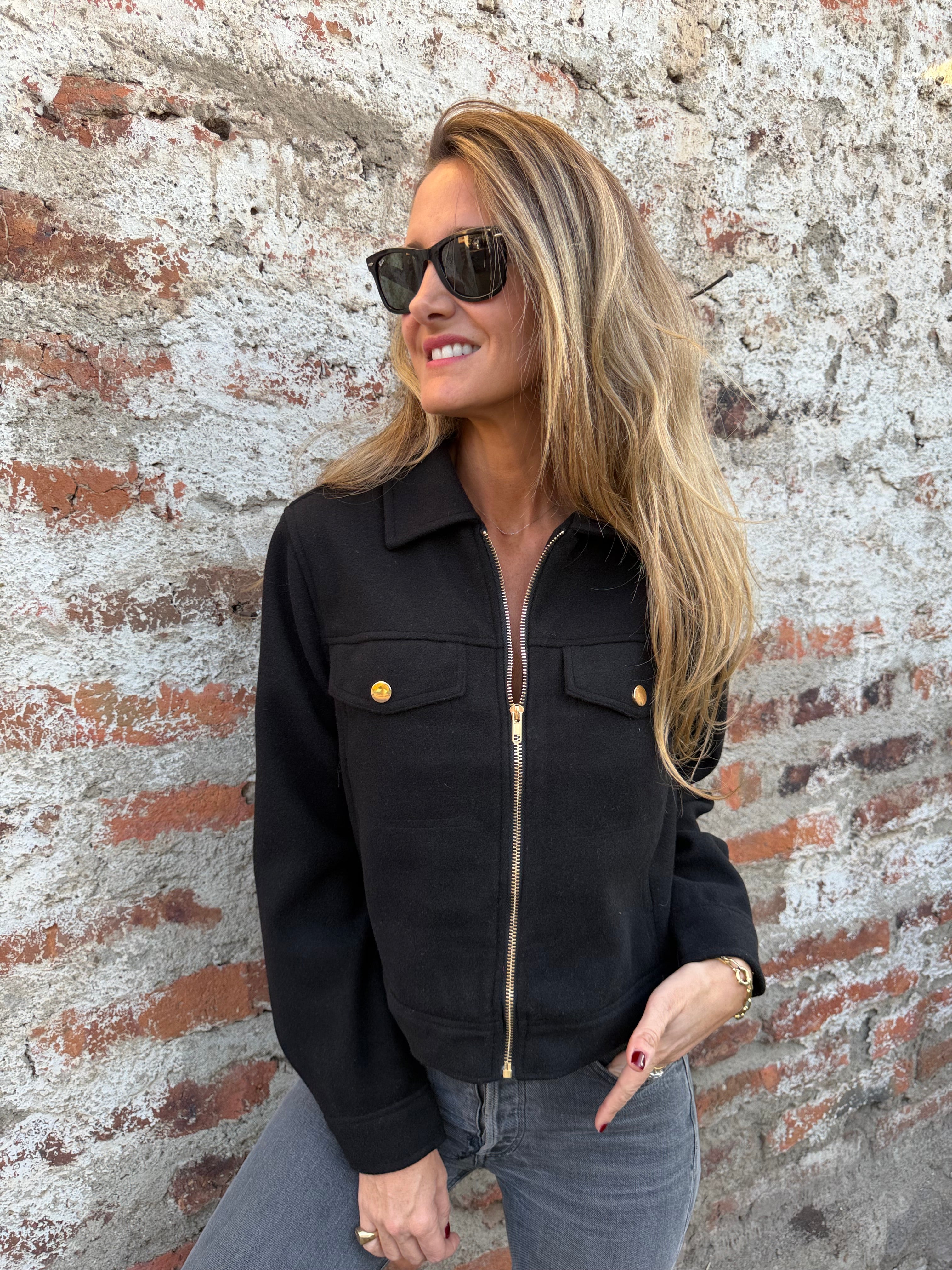 Chaqueta paño clásico herrajes dorados negra
