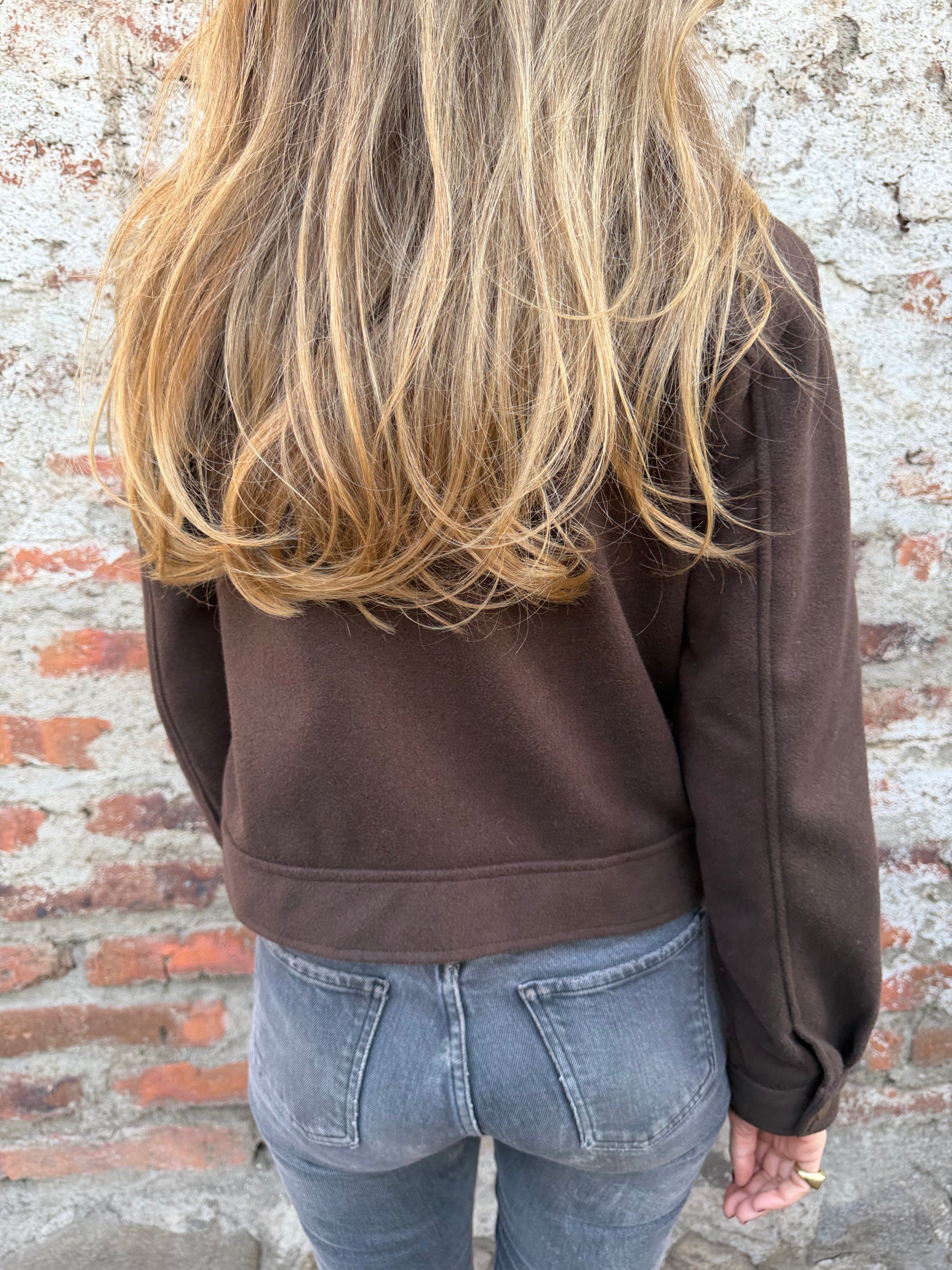 Chaqueta paño clásico herrajes dorados café