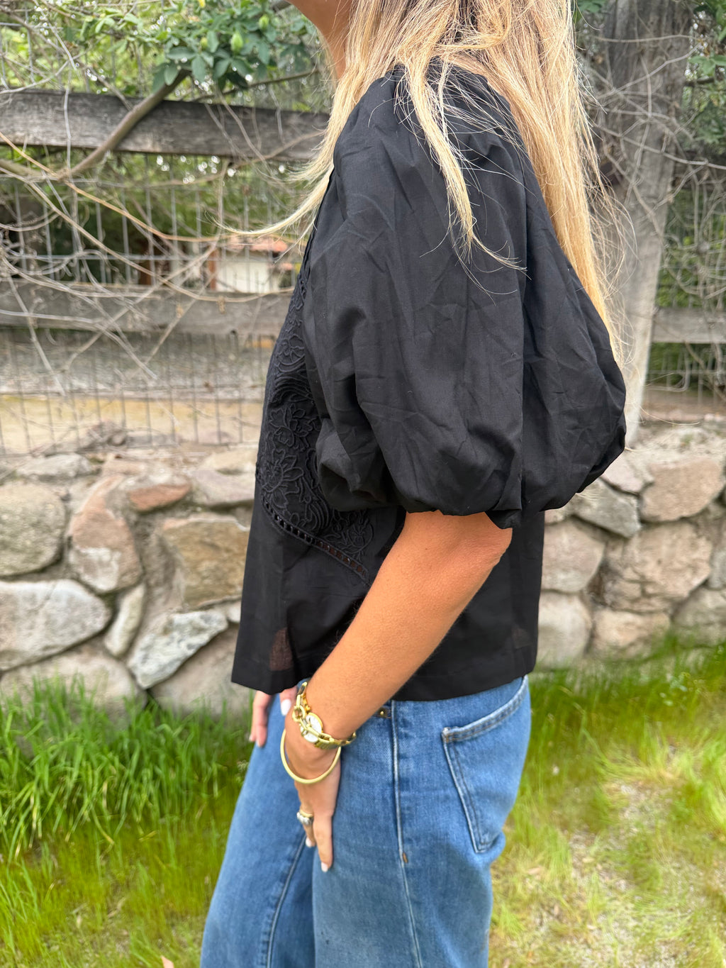 New blusa mangas abullonadas negra