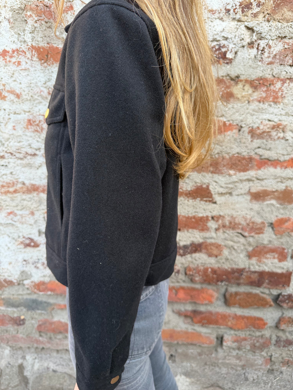 Chaqueta paño clásico herrajes dorados negra
