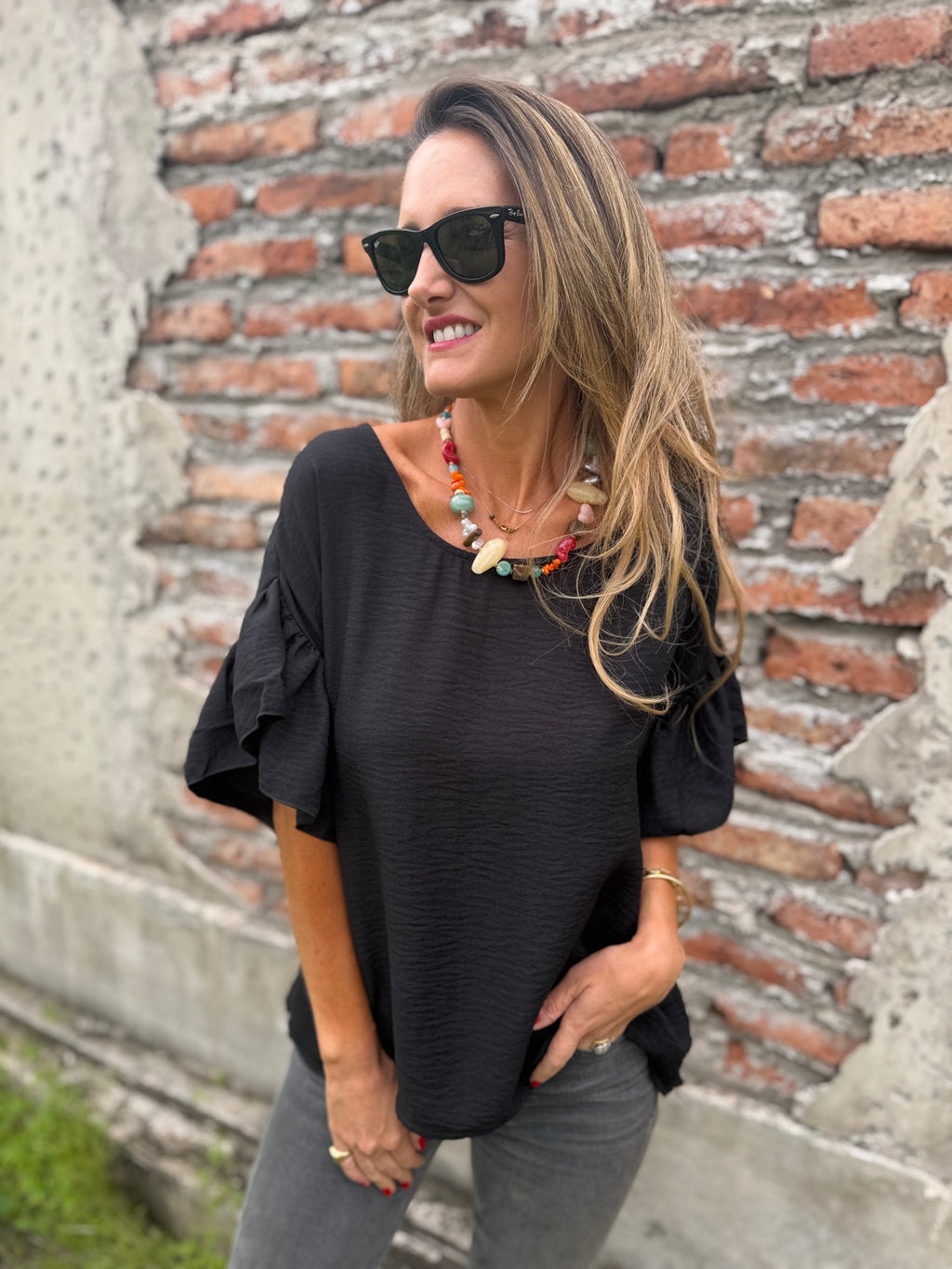 Blusa cuello subido volados negro