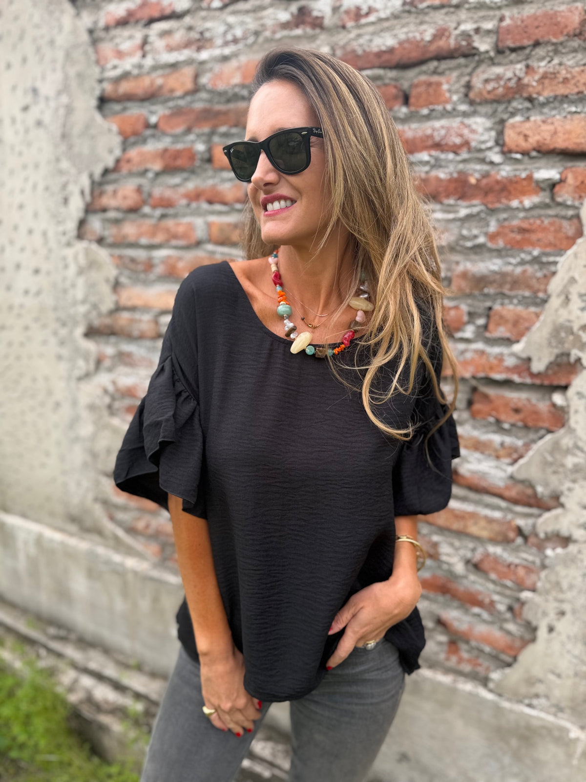 Blusa cuello subido volados negro