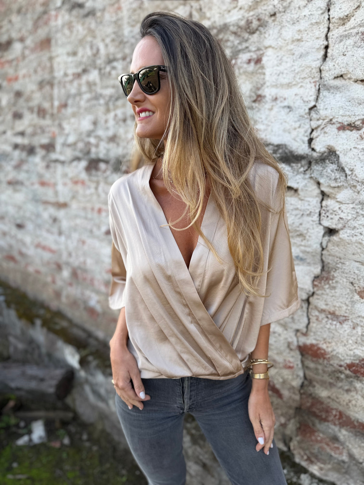 Blusa raso pliegues dorada