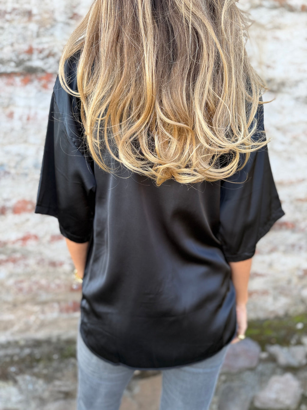Blusa raso pliegues negra