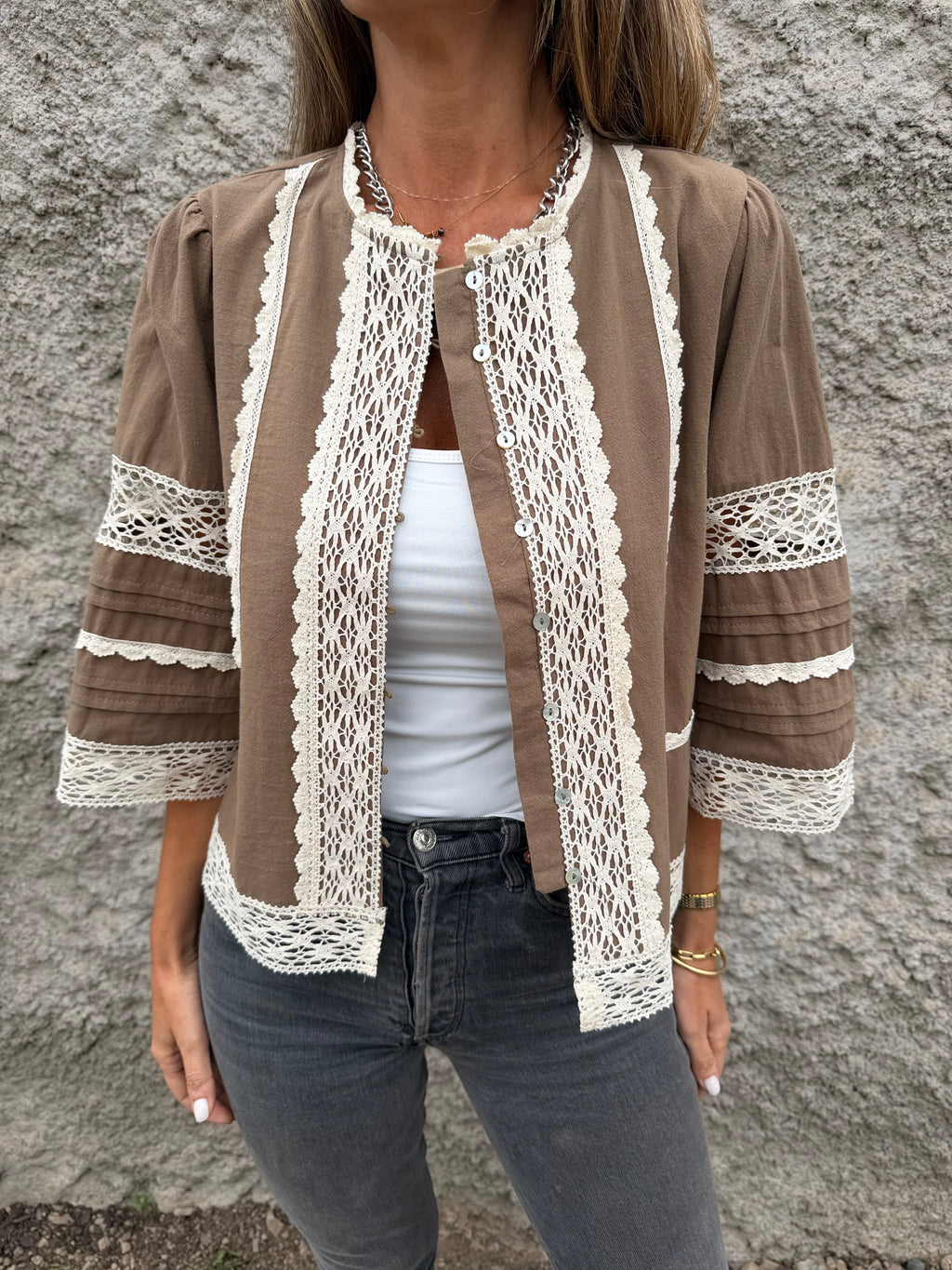 Chaqueta preciosa detalles macramé café