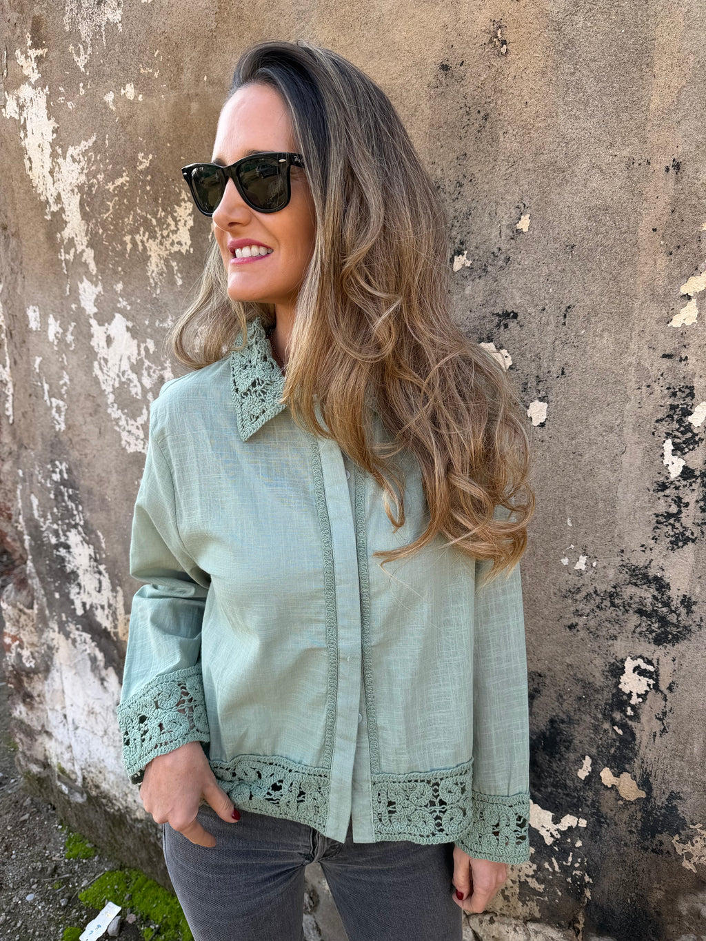 Blusa linoto y macramé verde musgo