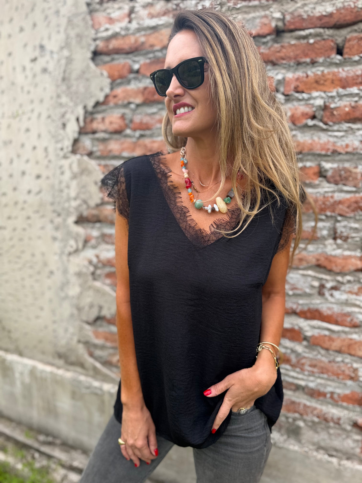 Polera viscosa bordes encaje negra