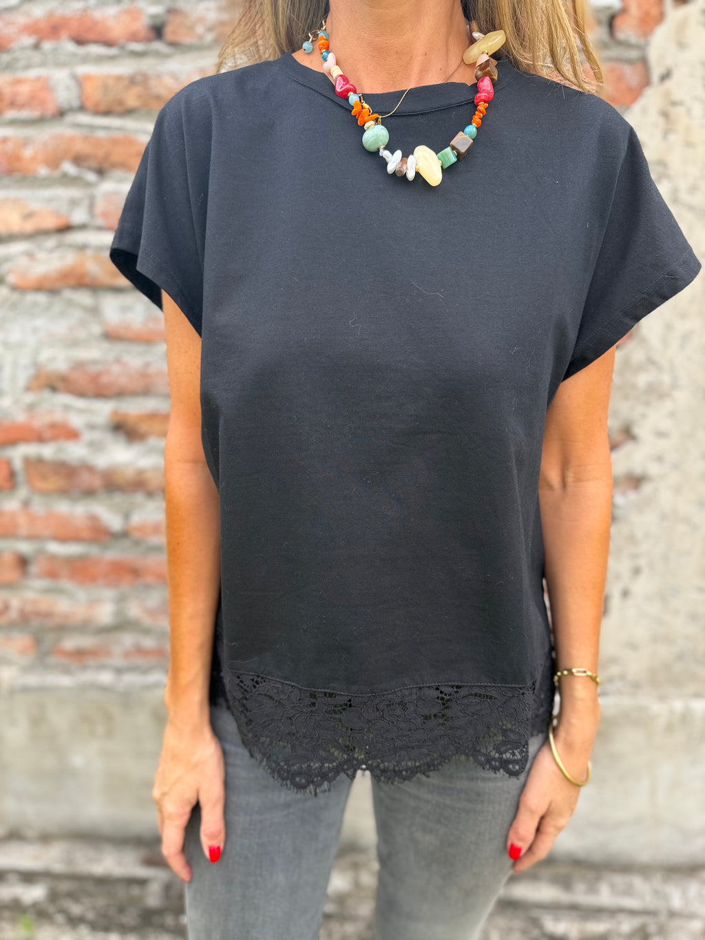 Polera básica algodón encaje inferior negra