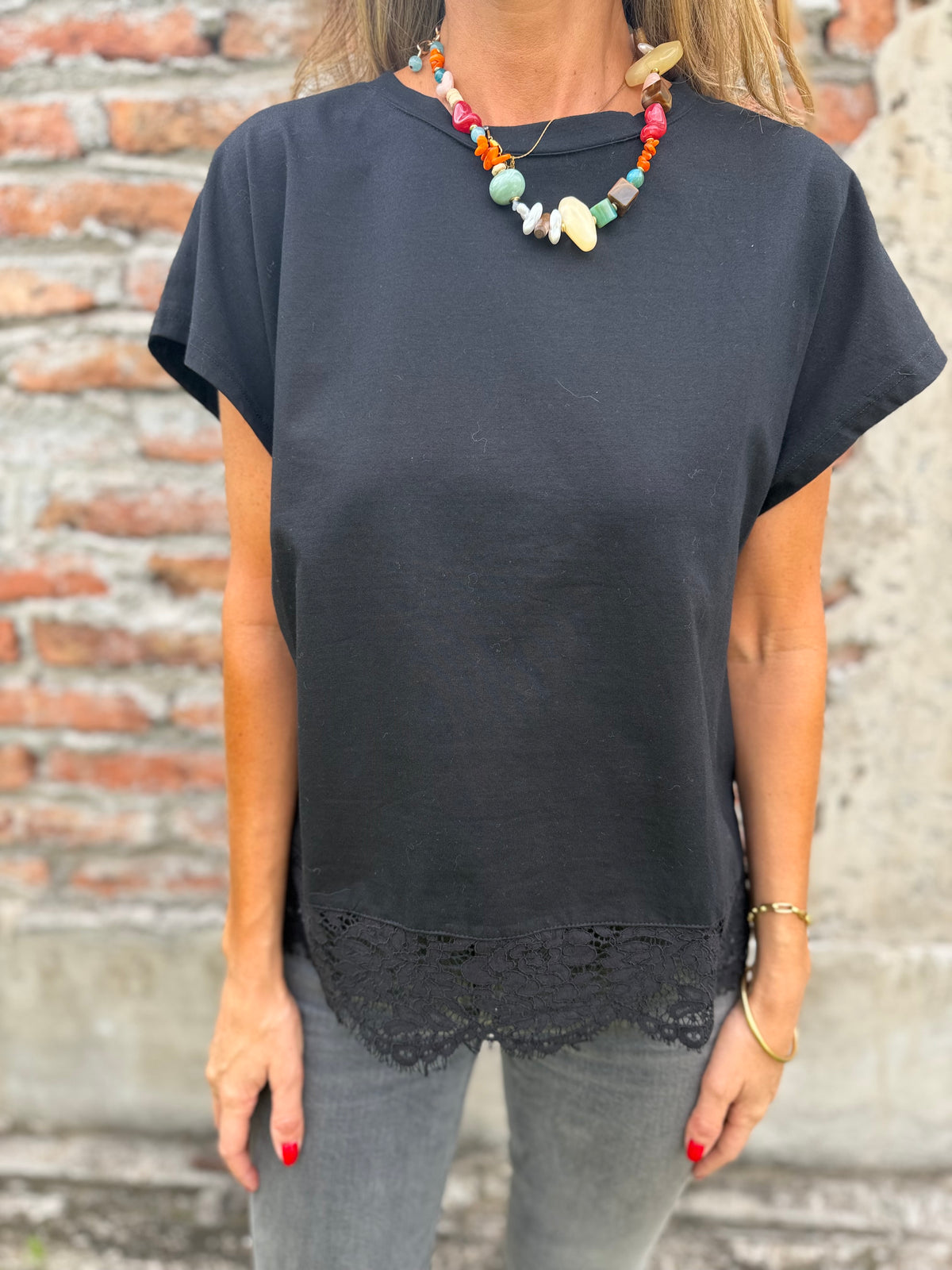 Polera básica algodón encaje inferior negra