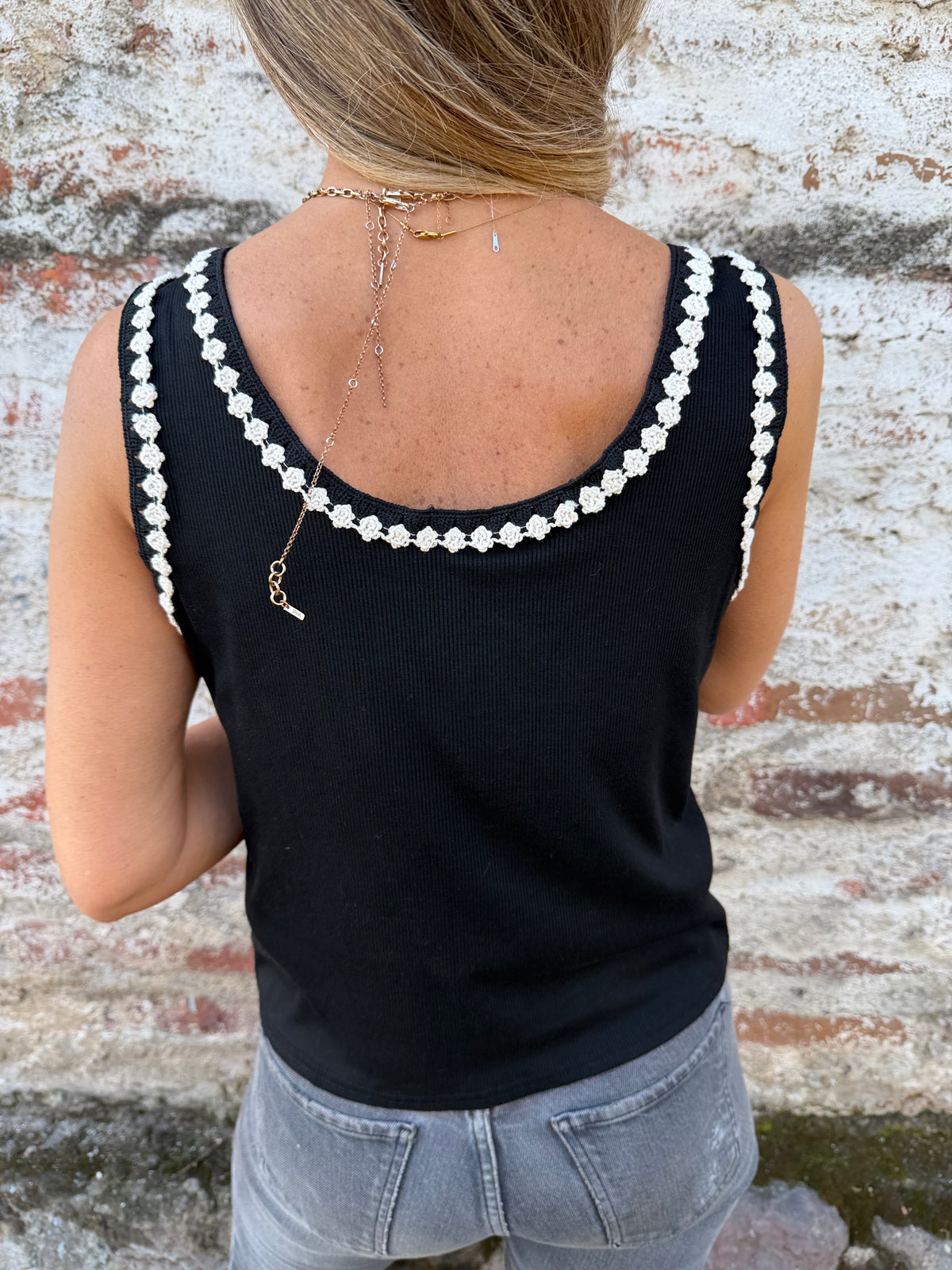 Básica borde crochet negra