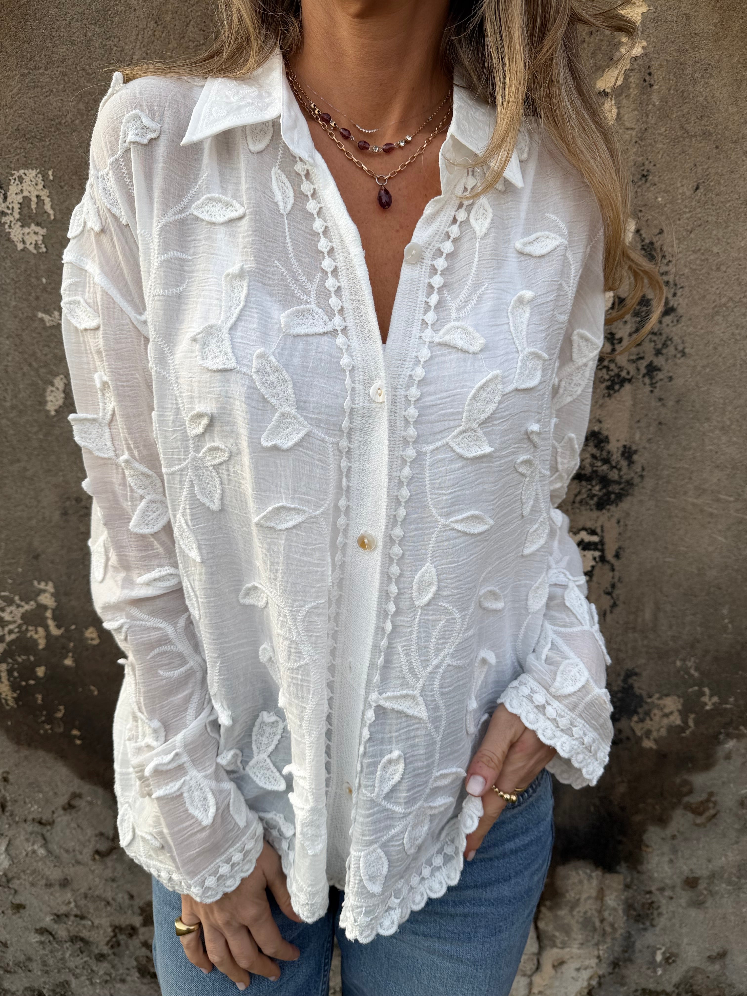 Blusa flores y bordados blanca