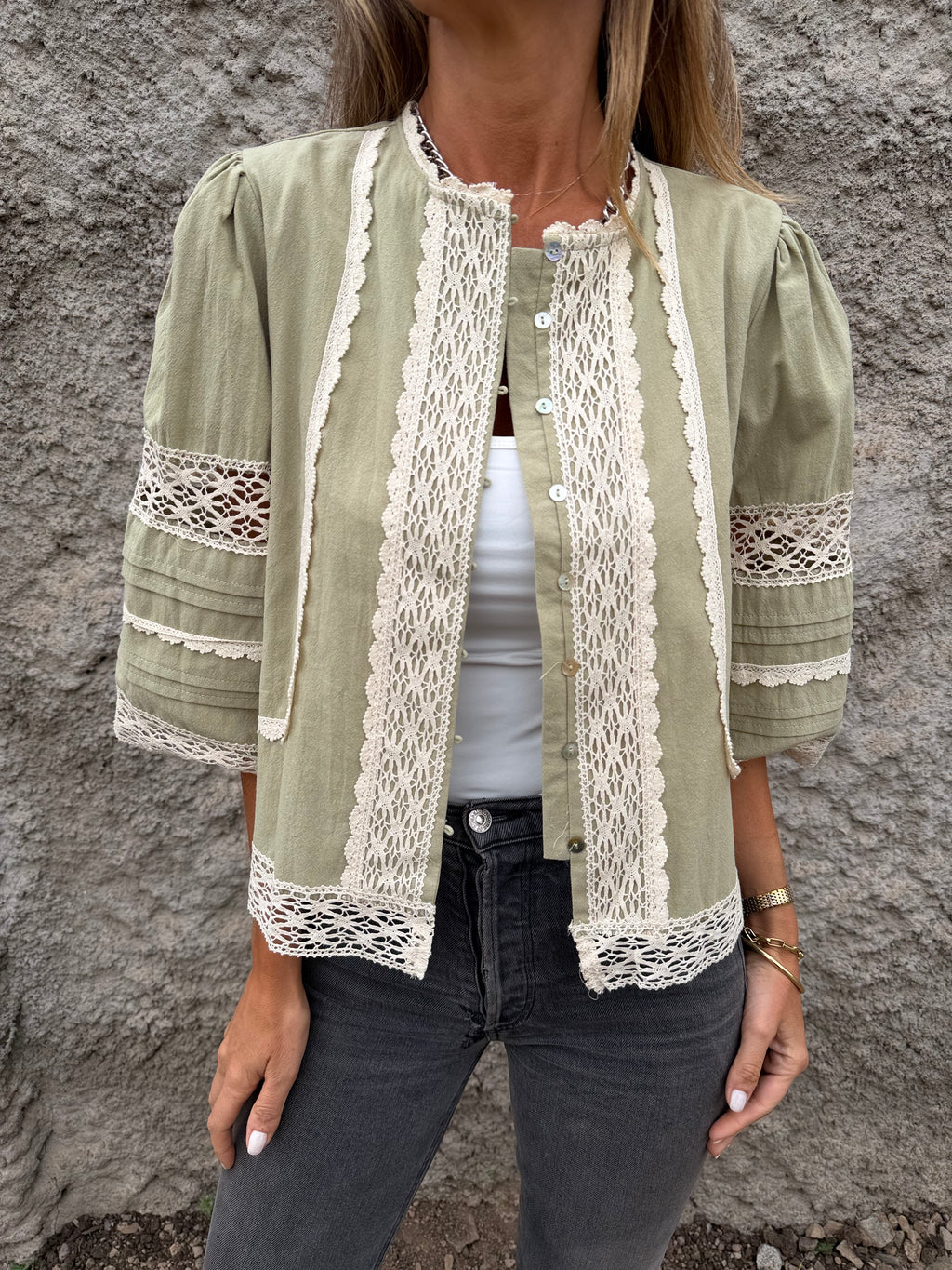 Chaqueta preciosa detalles macramé verde claro