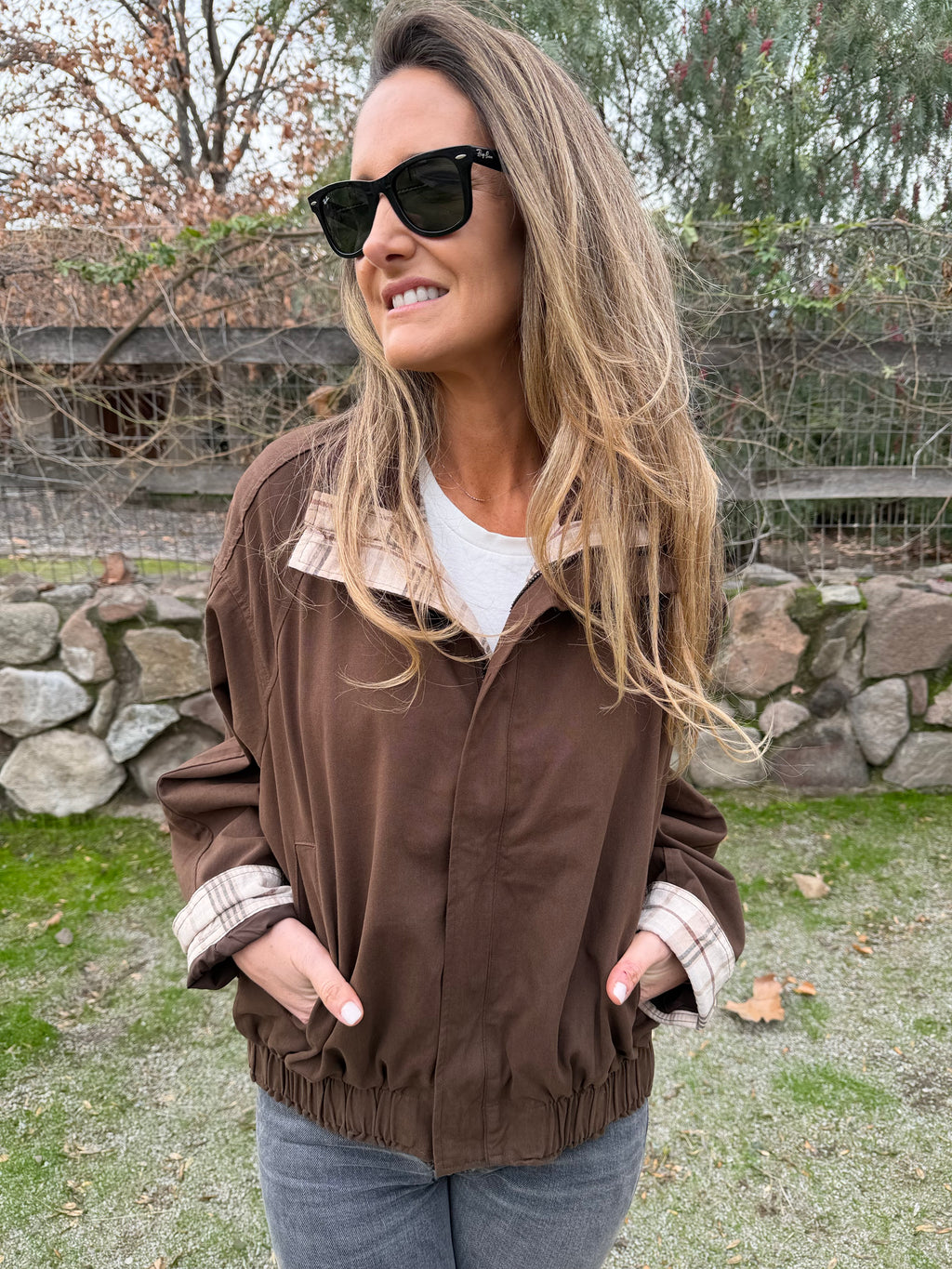 Bomber gabardina detalle escocés café