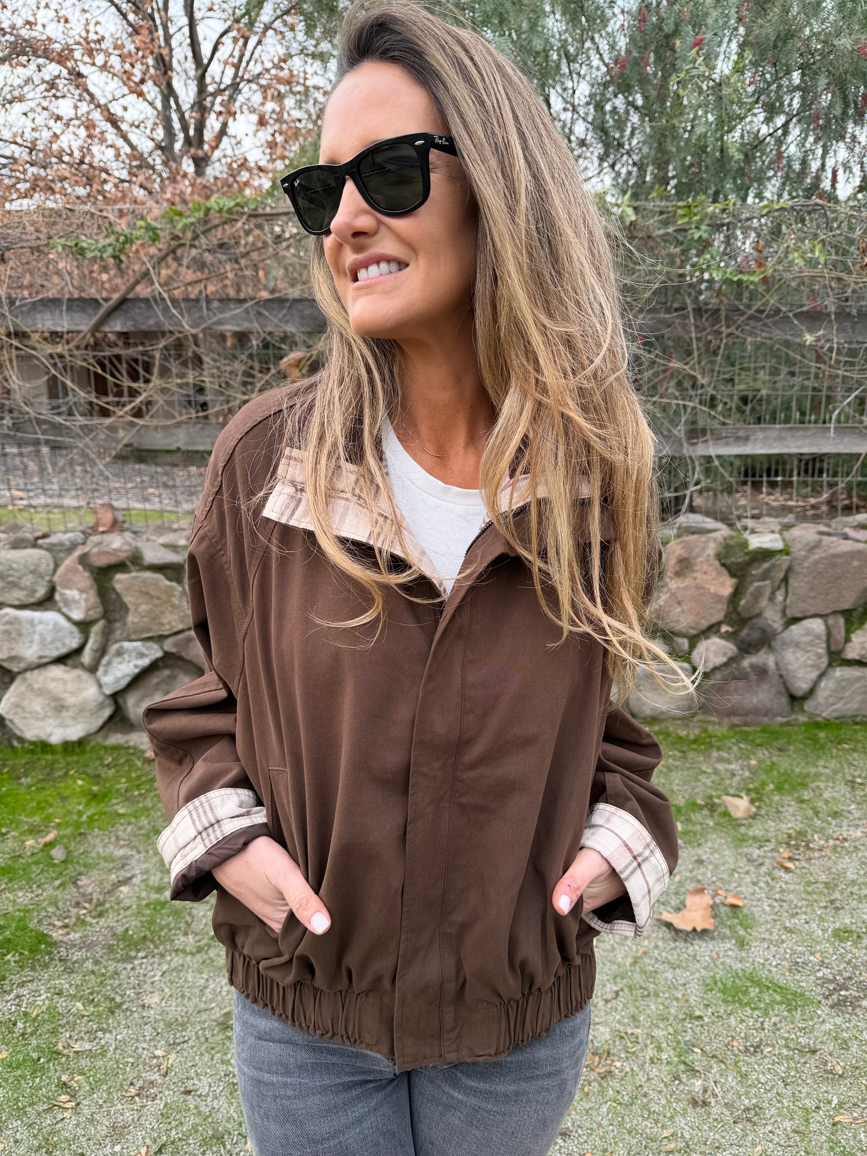 Bomber gabardina detalle escocés café