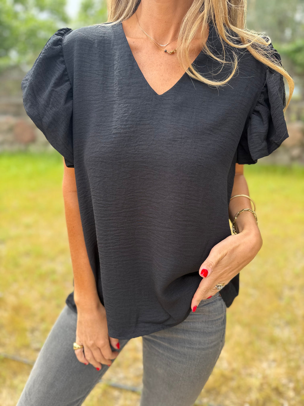 Blusa crep vuelitos mangas negra
