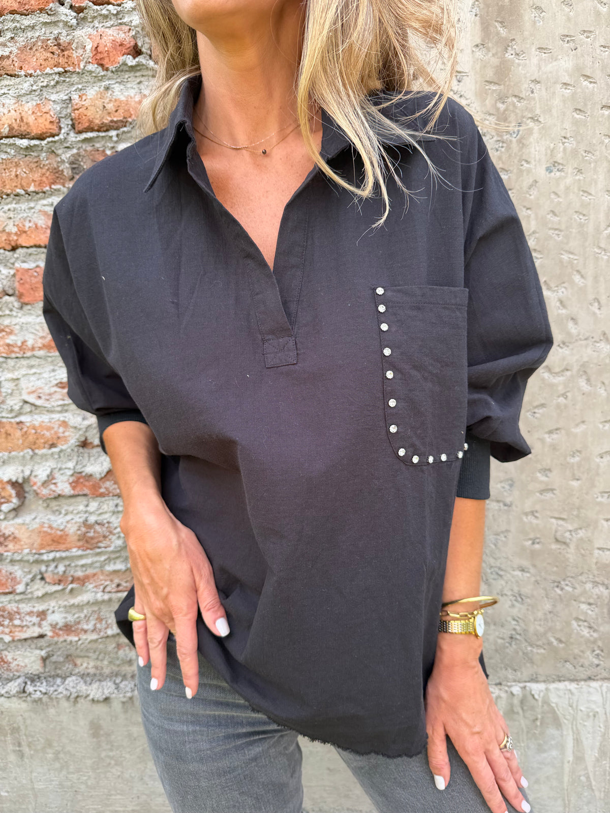Blusa bolsillo brillantes negro