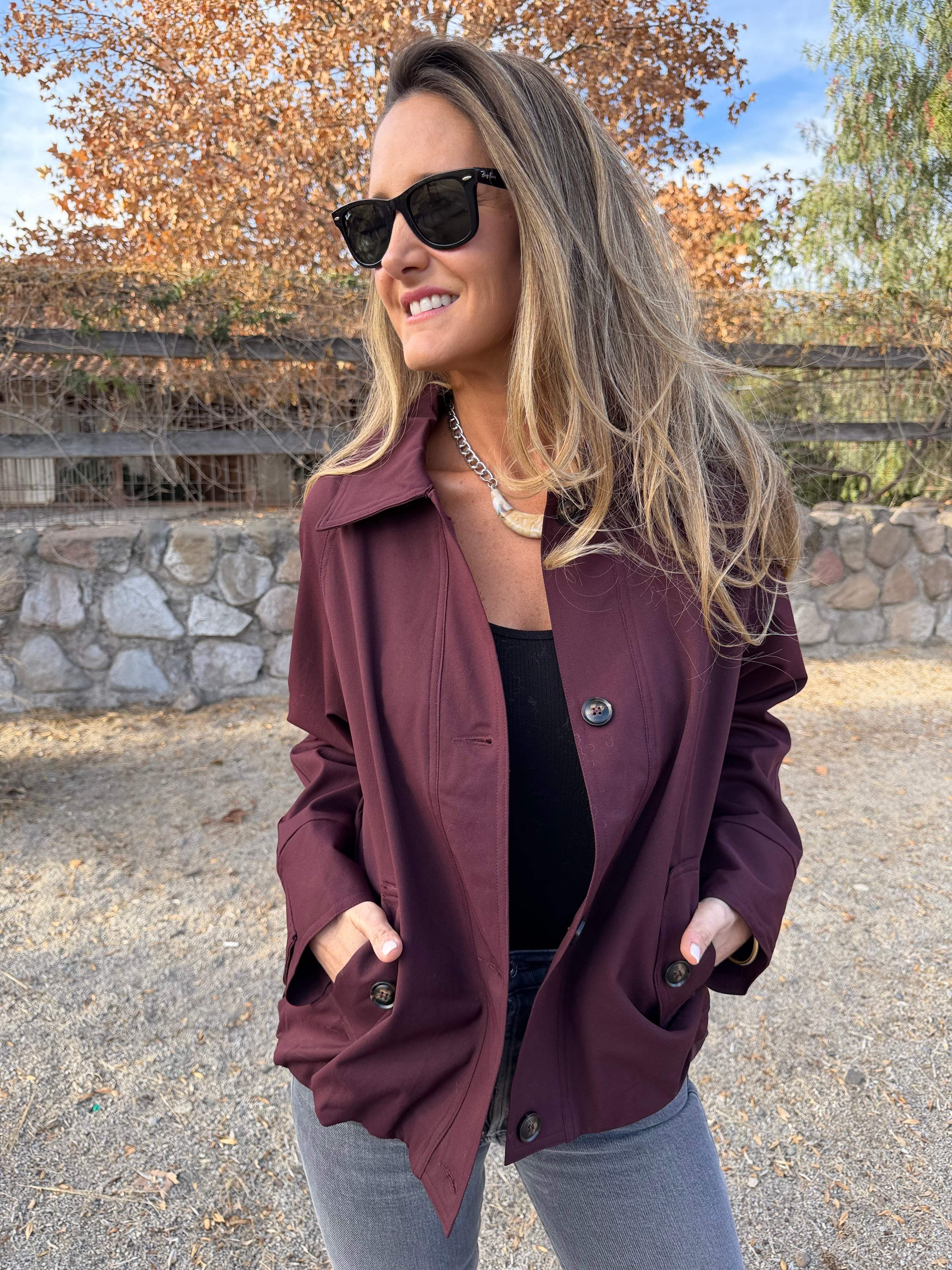 Chaqueta gabardina clásica burdeo